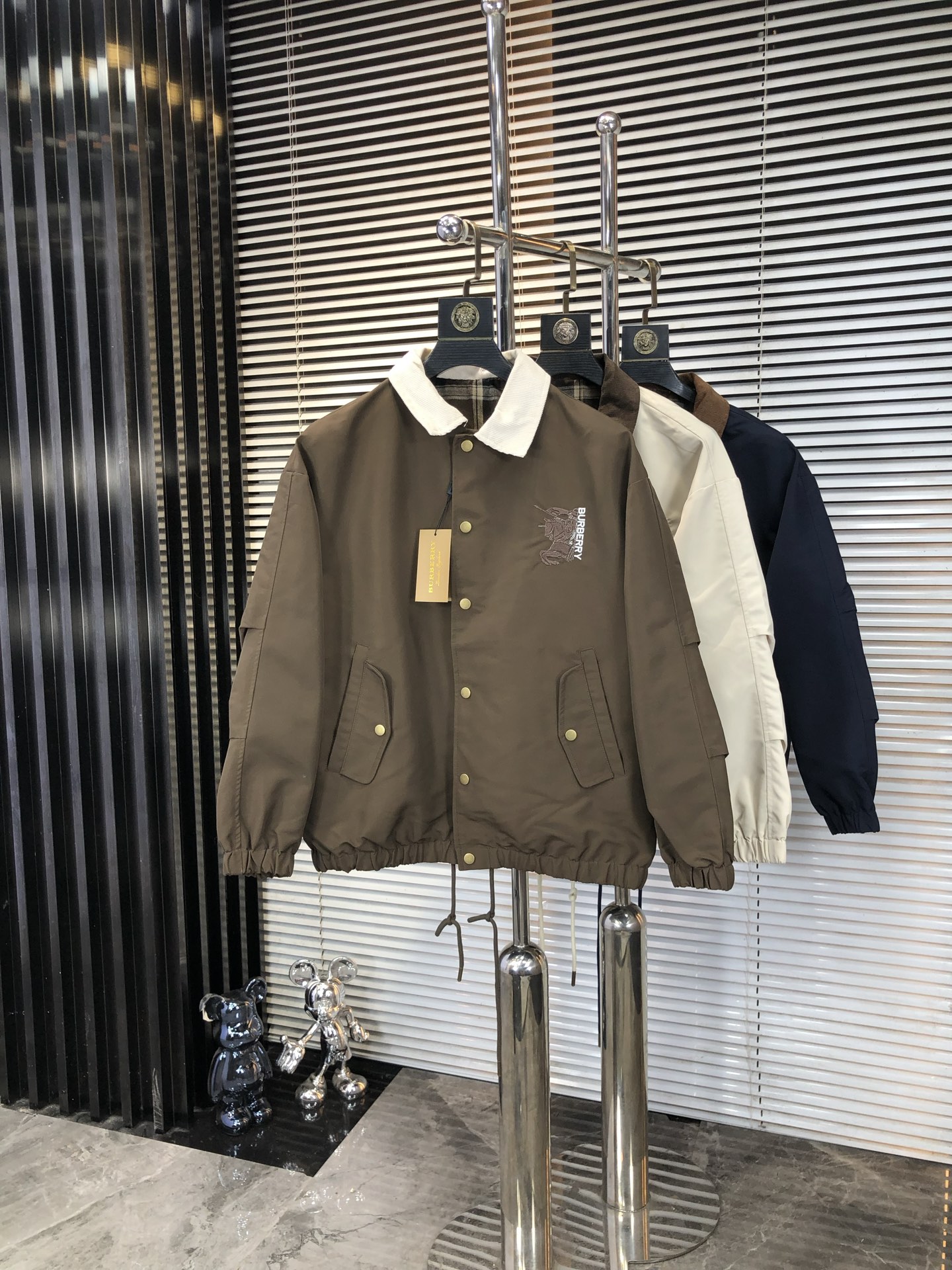 NO:550096,.Burberry. 25 autumn and winter new product is available for sale, casual and daily wear!  The upper body modifies the body, perfectly combines fashion aesthetics with the concept of new urban business and leisure, and the Italian minimalist, capable and outdoor functional styles are the ultimate interpretation, both solemn and harmonious, creating a unique styling item. The overall outline tends to be simple, and the 88 is quite individual and elegant in detail, enriching the overall vision. The wardrobe business and leisure is excellent and has a high attendance rate!  It is hard to find!  Count m-3XL m wear 175/130, burberry, jackets & coats, jackets & coats, alexander wang19860909.巴宝莉.25秋冬新品发售夹克外套,休闲日常穿搭！上身修饰身形、将时装美学和新都市商务休闲概念完美融合,通体将意式的极简、干练和户外功能性风格极致诠释,亦庄亦谐,塑造出别具一格的造型单品,整体轮廓趋于简约风格,88颇为个性且雅痞的细节处理,丰富了整体视觉.衣橱商务休闲绝佳的高出勤率！可遇而不可求！码数m-3XL m穿175/130,,burberry,jackets & coats,jackets & coats,alexander wang,Men's clothing