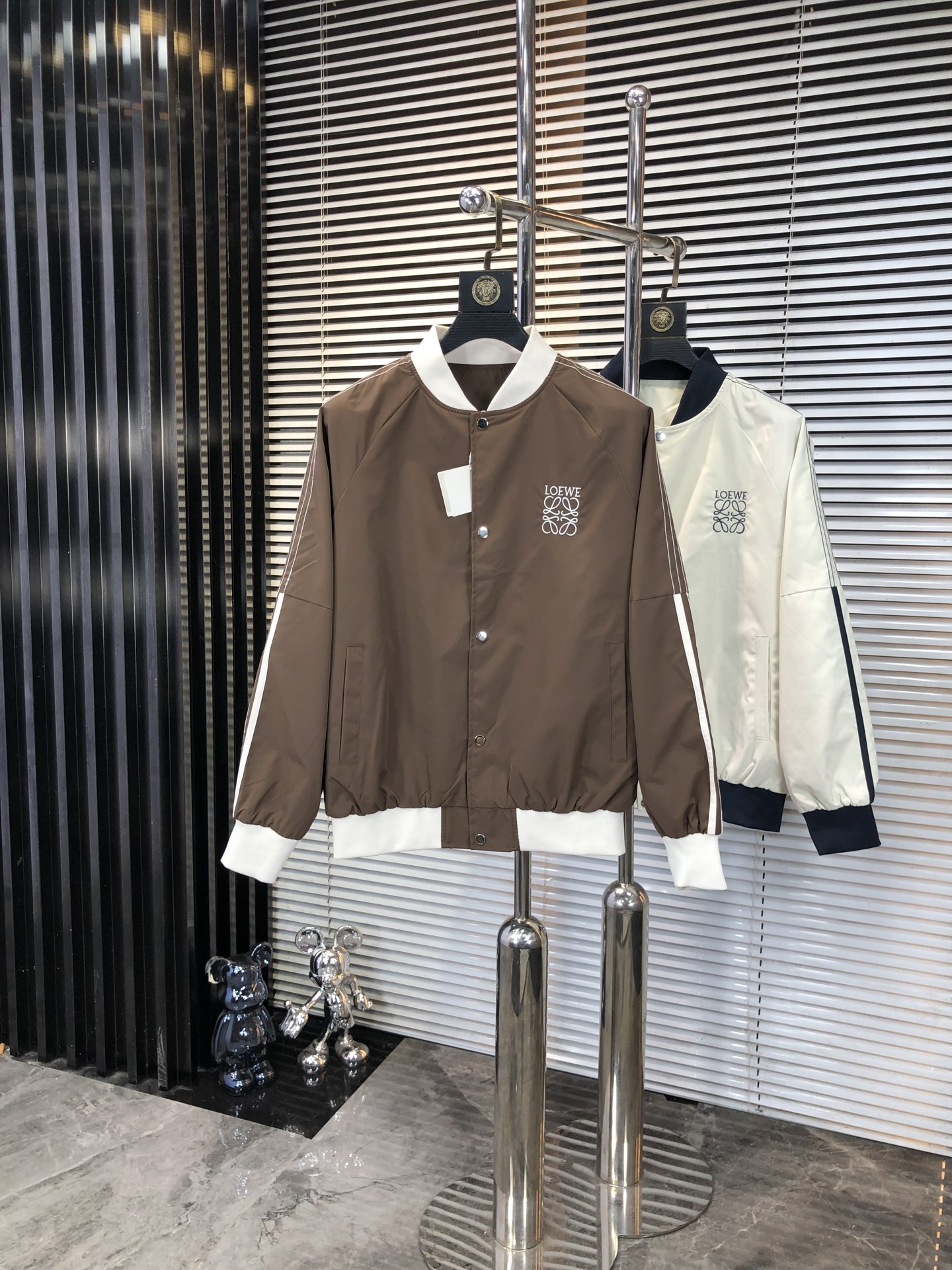 NO:550101,.Luo Yiwei. 25 autumn and winter new product is available for sale, casual and daily wear!  The upper body modifies the body, perfectly combines fashion aesthetics with the concept of new urban business and leisure, and the Italian minimalist, capable and outdoor functional styles are the ultimate interpretation, both solemn and harmonious, creating a unique styling item. The overall outline tends to be simple, and the 88 is quite individual and elegant in detail, enriching the overall vision. The wardrobe business and leisure is excellent and has a high attendance rate!  It is hard to find!  Count m-3XL m wear 175/130, loewe, jackets & coats, jackets & coats, alexander wang19860909.罗意威.25秋冬新品发售夹克外套,休闲日常穿搭！上身修饰身形、将时装美学和新都市商务休闲概念完美融合,通体将意式的极简、干练和户外功能性风格极致诠释,亦庄亦谐,塑造出别具一格的造型单品,整体轮廓趋于简约风格,88颇为个性且雅痞的细节处理,丰富了整体视觉.衣橱商务休闲绝佳的高出勤率！可遇而不可求！码数m-3XL m穿175/130,,loewe,jackets & coats,jackets & coats,alexander wang,Men's clothing