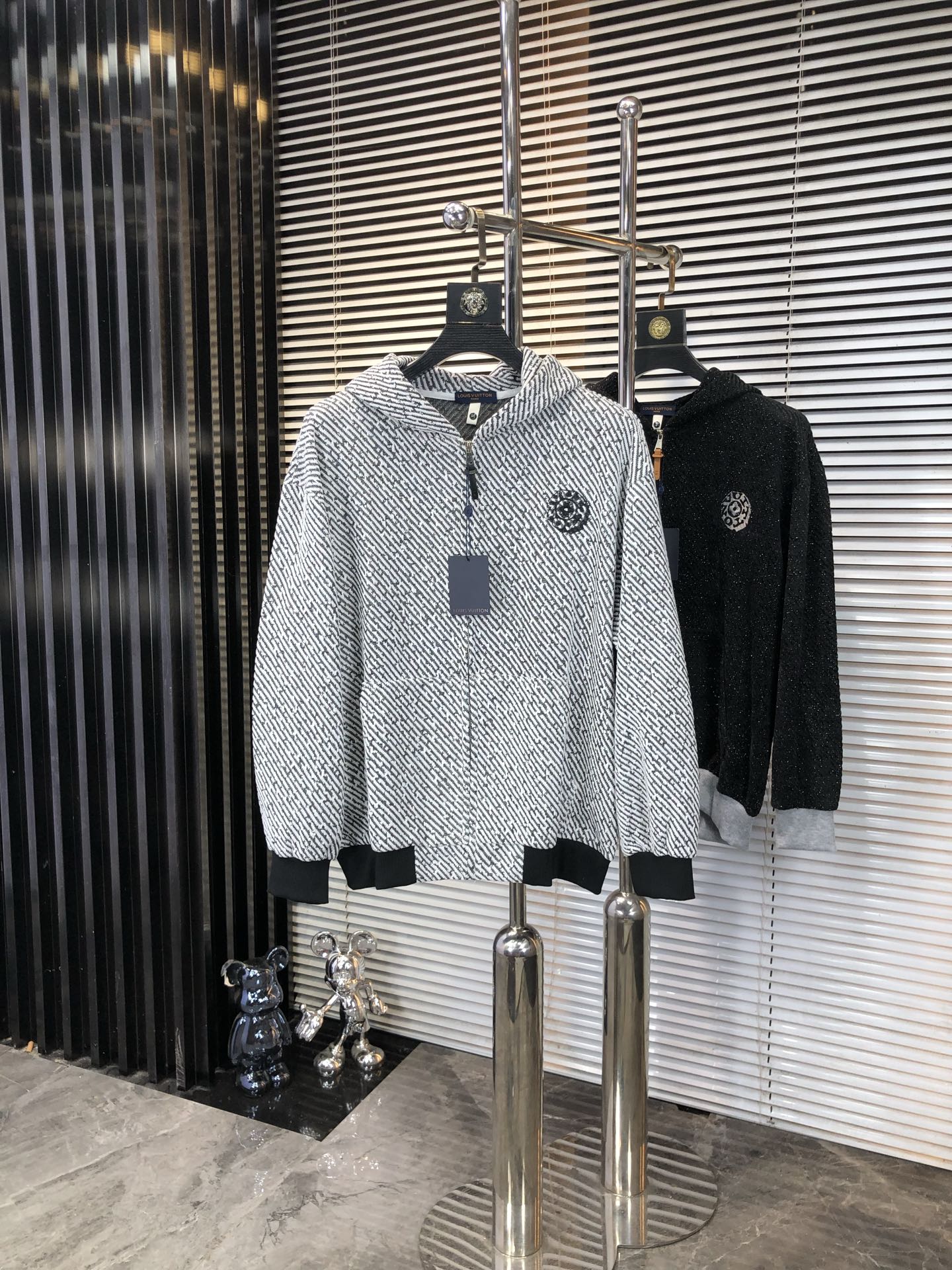 NO:550134,.Lv.25 new autumn and winter products are on sale, knitted jackets, casual daily wear!  The upper body modifies the body shape, perfectly integrating fashion aesthetics and new urban business and leisure concepts. The whole body interprets the Italian minimalist, capable and outdoor functional style to the extreme. It is both solemn and harmonious, creating a unique styling item. The overall outline tends to be simple style. 88's rather individual and yuppie detail processing enriches the overall vision. The wardrobe is perfect for business and leisure and has a high attendance rate!  It's something you can meet but can't ask for!  Size m-3XL m wears 175/130,,louis vuitton,jackets & coats,jackets & coats,alexander wang19860909.Lv.25秋冬新品发售针织夹克外套,休闲日常穿搭！上身修饰身形、将时装美学和新都市商务休闲概念完美融合,通体将意式的极简、干练和户外功能性风格极致诠释,亦庄亦谐,塑造出别具一格的造型单品,整体轮廓趋于简约风格,88颇为个性且雅痞的细节处理,丰富了整体视觉.衣橱商务休闲绝佳的高出勤率！可遇而不可求！码数m-3XL m穿175/130,,louis vuitton,jackets & coats,jackets & coats,alexander wang,Men's clothing