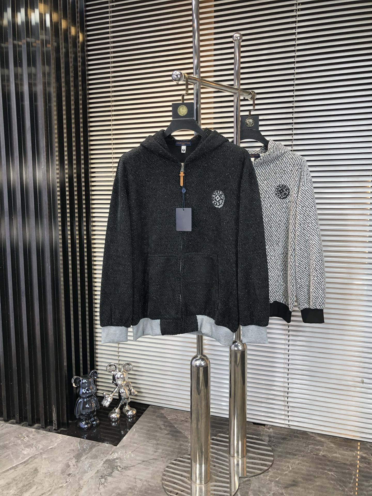 NO:550105,.Lv.25 new autumn and winter products are available for knitted jackets, casual and daily wear!  The upper body modifies the body, perfectly combines fashion aesthetics with the concept of new urban business and leisure, and the Italian minimalist, capable and outdoor functional styles are the ultimate interpretation, both solemn and harmonious, creating a unique styling item. The overall outline tends to be simple, and the 88 is quite individual and elegant in detail, enriching the overall vision. The wardrobe business and leisure is excellent and has a high attendance rate!  It is hard to find!  Count m-3XL m wear 175/130, louis vuitton, jackets & coats, jackets & coats, alexander wang19860909.Lv.25秋冬新品发售针织夹克外套,休闲日常穿搭！上身修饰身形、将时装美学和新都市商务休闲概念完美融合,通体将意式的极简、干练和户外功能性风格极致诠释,亦庄亦谐,塑造出别具一格的造型单品,整体轮廓趋于简约风格,88颇为个性且雅痞的细节处理,丰富了整体视觉.衣橱商务休闲绝佳的高出勤率！可遇而不可求！码数m-3XL m穿175/130,,louis vuitton,jackets & coats,jackets & coats,alexander wang,Men's clothing