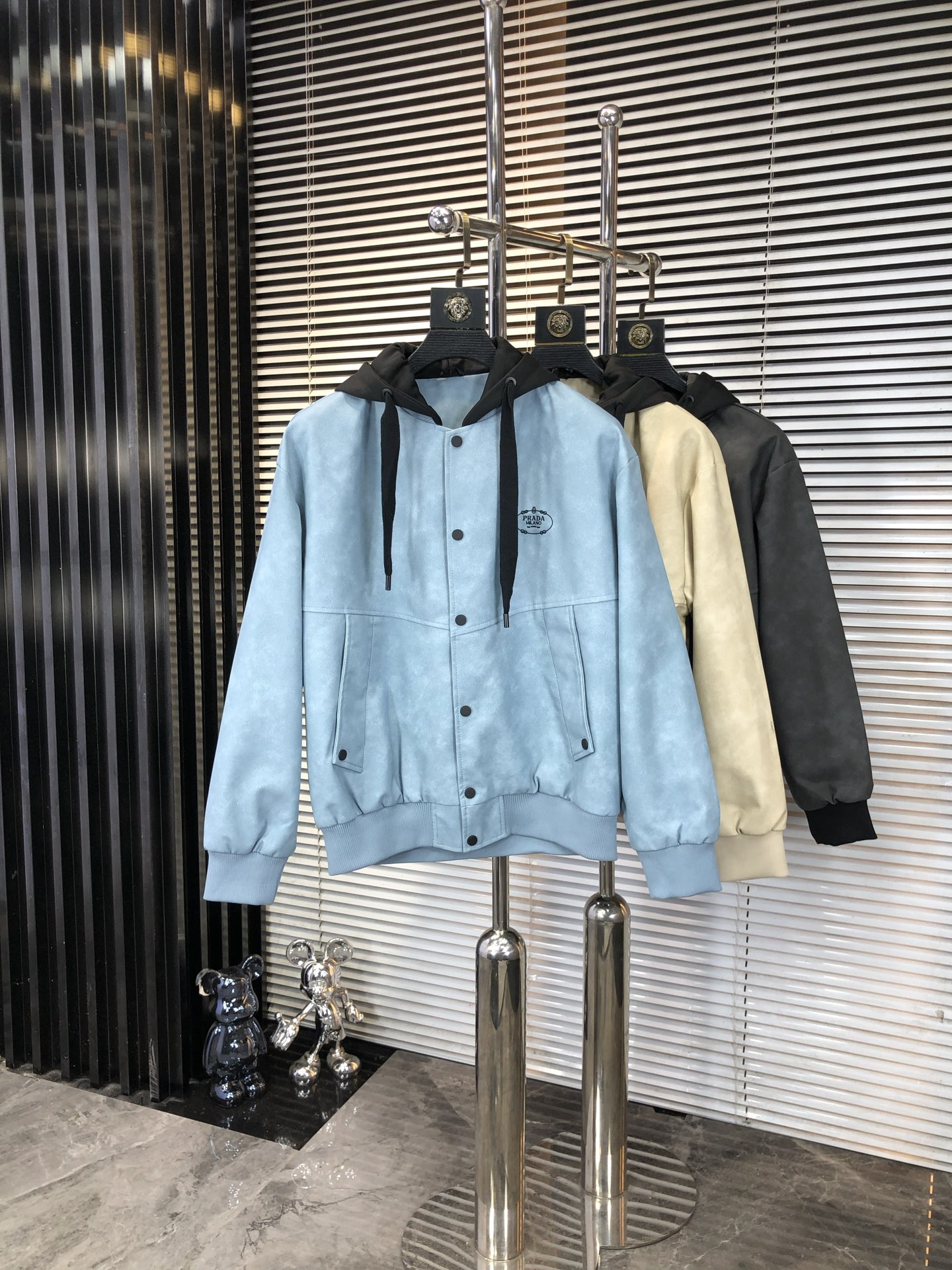 NO:546347,.Prada. 25 autumn and winter new product is available for sale in Napa leather jackets, casual and daily wear!  The upper body modifies the body, perfectly combines fashion aesthetics with the concept of new urban business and leisure, and the Italian minimalist, capable and outdoor functional styles are the ultimate interpretation, both solemn and harmonious, creating a unique styling item. The overall outline tends to be simple, and the 88 is quite individual and elegant in detail, enriching the overall vision. The wardrobe business and leisure is excellent and has a high attendance rate!  It is hard to find!  Count m-3XL m wear 175/130, prada, jackets & coats, jackets & coats, alexander wang19860909.普拉达.25秋冬新品发售纳帕皮夹克外套,休闲日常穿搭！上身修饰身形、将时装美学和新都市商务休闲概念完美融合,通体将意式的极简、干练和户外功能性风格极致诠释,亦庄亦谐,塑造出别具一格的造型单品,整体轮廓趋于简约风格,88颇为个性且雅痞的细节处理,丰富了整体视觉.衣橱商务休闲绝佳的高出勤率！可遇而不可求！码数m-3XL m穿175/130,,prada,jackets & coats,jackets & coats,alexander wang,Men's clothing