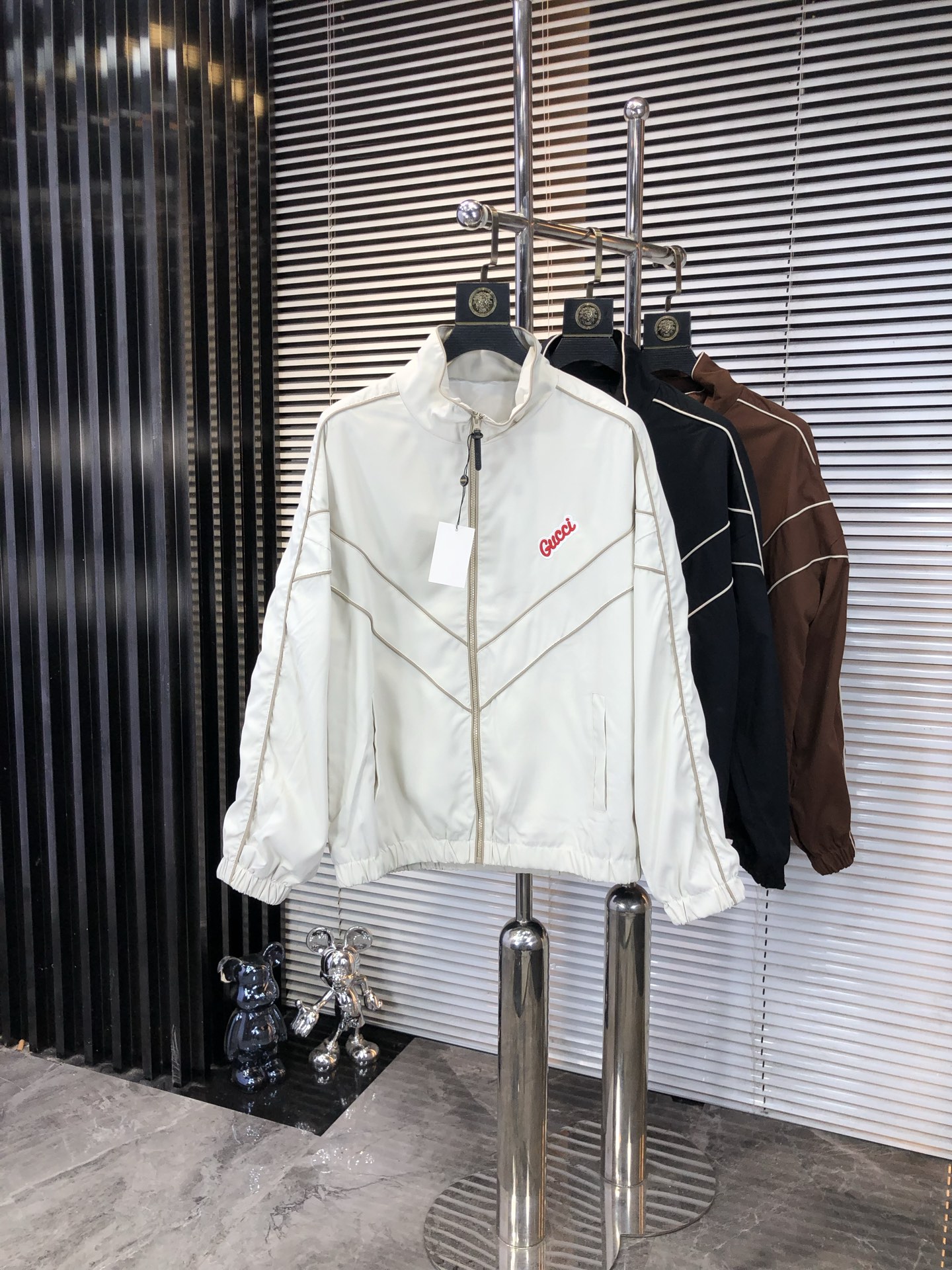 NO:550109,.Gucci.25 new autumn and winter products are available for sale, casual and daily wear!  The upper body modifies the body, perfectly combines fashion aesthetics with the concept of new urban business and leisure, and the Italian minimalist, capable and outdoor functional styles are the ultimate interpretation, both solemn and harmonious, creating a unique styling item. The overall outline tends to be simple, and the 88 is quite individual and elegant in detail, enriching the overall vision. The wardrobe business and leisure is excellent and has a high attendance rate!  It is hard to find!  Count m-3XL m wear 175/130, gucci, jackets & coats, jackets & coats, alexander wang19860909.Gucci.25秋冬新品发售夹克外套,休闲日常穿搭！上身修饰身形、将时装美学和新都市商务休闲概念完美融合,通体将意式的极简、干练和户外功能性风格极致诠释,亦庄亦谐,塑造出别具一格的造型单品,整体轮廓趋于简约风格,88颇为个性且雅痞的细节处理,丰富了整体视觉.衣橱商务休闲绝佳的高出勤率！可遇而不可求！码数m-3XL m穿175/130,,gucci,jackets & coats,jackets & coats,alexander wang,Men's clothing