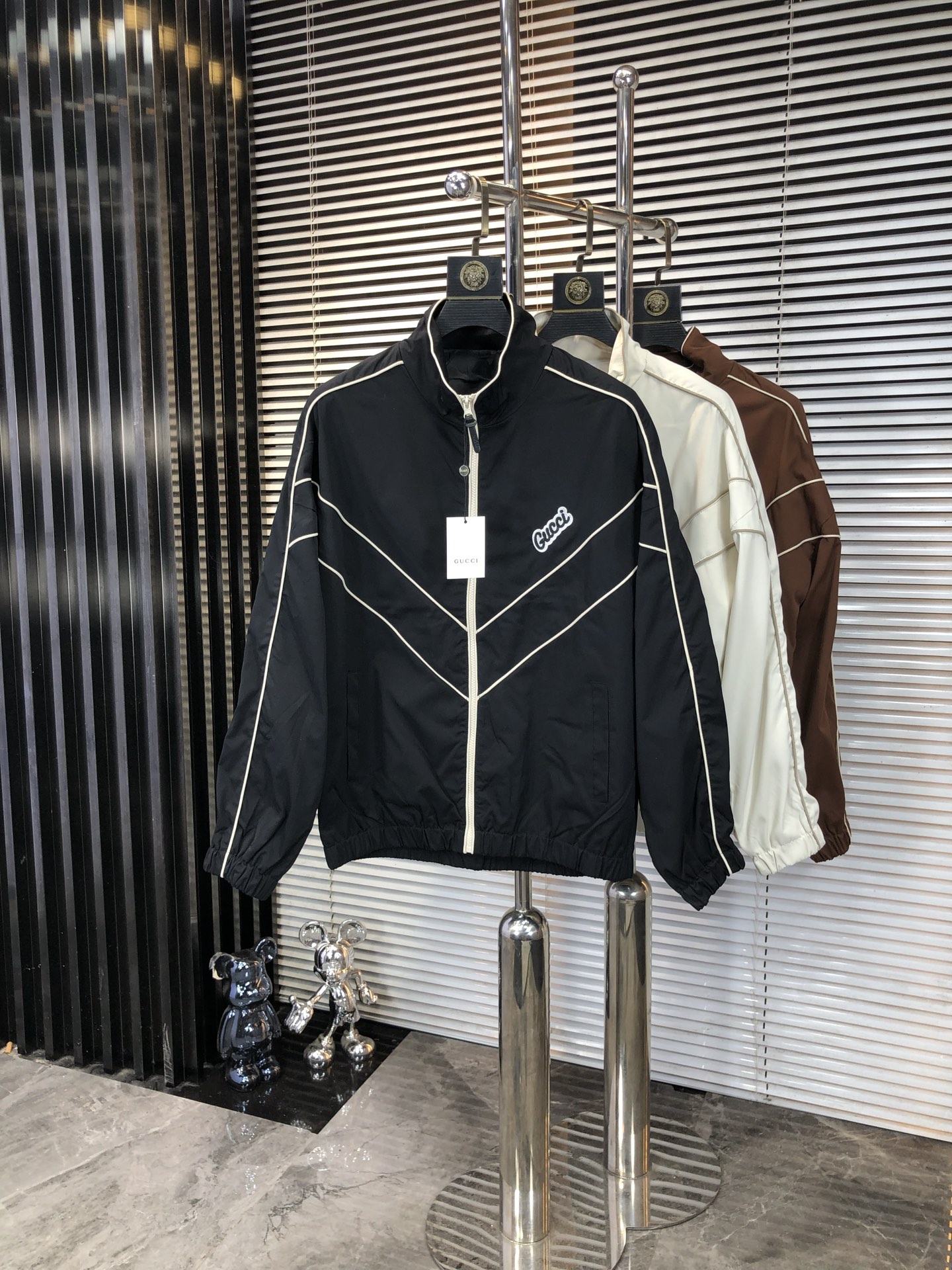 NO:550113,.Gucci 25 new autumn and winter products are available for sale, casual and daily wear!  The upper body modifies the body, perfectly combines fashion aesthetics with the concept of new urban business and leisure, and the Italian minimalist, capable and outdoor functional styles are the ultimate interpretation, both solemn and harmonious, creating a unique styling item. The overall outline tends to be simple, and the 88 is quite individual and elegant in detail, enriching the overall vision. The wardrobe business and leisure is excellent and has a high attendance rate!  It is hard to find!  Count m-3XL m wear 175/130, gucci, jackets & coats, jackets & coats, alexander wang19860909.Gucci吗25秋冬新品发售夹克外套,休闲日常穿搭！上身修饰身形、将时装美学和新都市商务休闲概念完美融合,通体将意式的极简、干练和户外功能性风格极致诠释,亦庄亦谐,塑造出别具一格的造型单品,整体轮廓趋于简约风格,88颇为个性且雅痞的细节处理,丰富了整体视觉.衣橱商务休闲绝佳的高出勤率！可遇而不可求！码数m-3XL m穿175/130,,gucci,jackets & coats,jackets & coats,alexander wang,Men's clothing