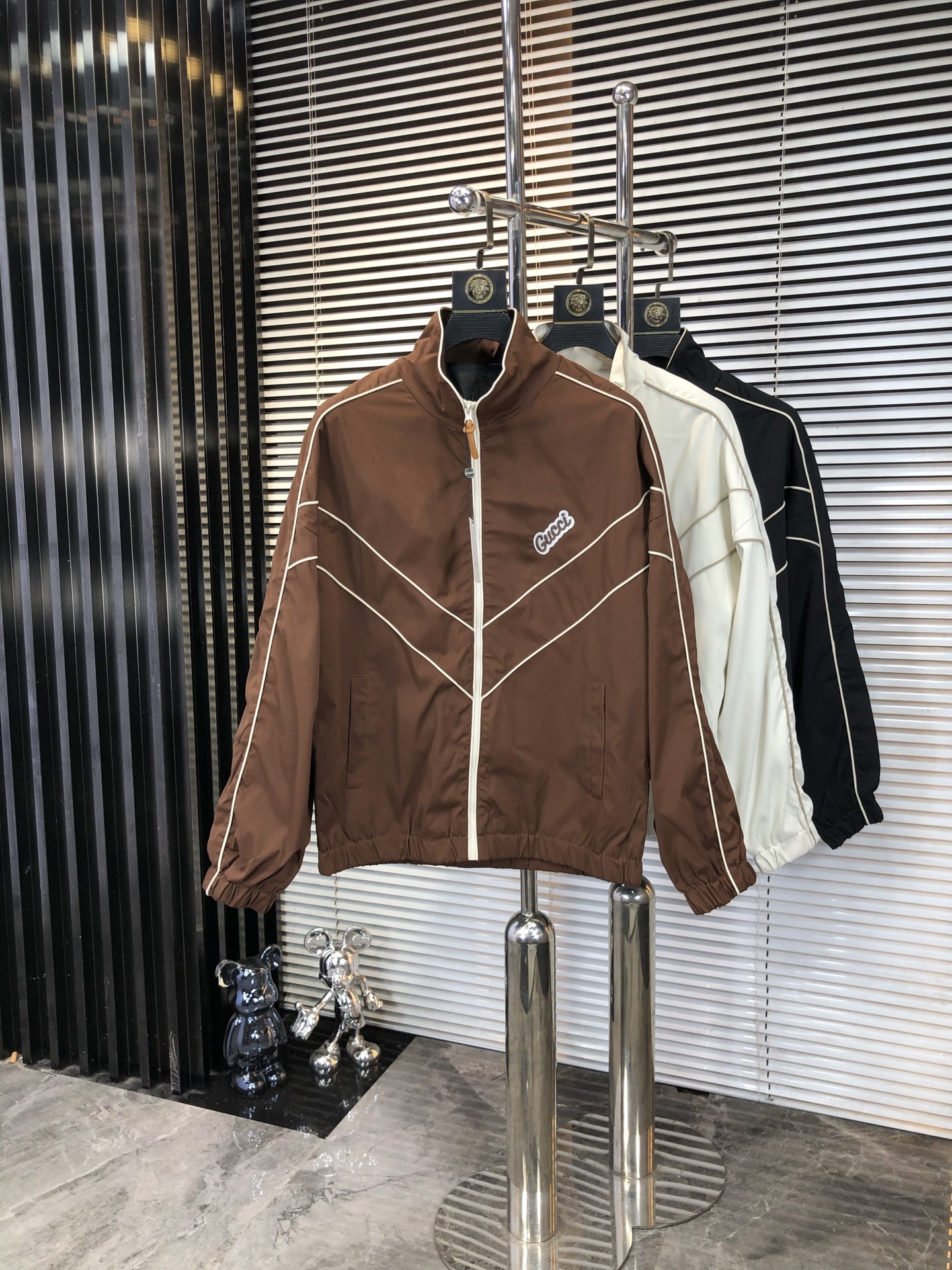 NO:550119,.Gucci.25 new autumn and winter products are available for sale, casual and daily wear!  The upper body modifies the body, perfectly combines fashion aesthetics with the concept of new urban business and leisure, and the Italian minimalist, capable and outdoor functional styles are the ultimate interpretation, both solemn and harmonious, creating a unique styling item. The overall outline tends to be simple, and the 88 is quite individual and elegant in detail, enriching the overall vision. The wardrobe business and leisure is excellent and has a high attendance rate!  It is hard to find!  Count m-3XL m wear 175/130, gucci, jackets & coats, jackets & coats, alexander wang19860909.Gucci.25秋冬新品发售夹克外套,休闲日常穿搭！上身修饰身形、将时装美学和新都市商务休闲概念完美融合,通体将意式的极简、干练和户外功能性风格极致诠释,亦庄亦谐,塑造出别具一格的造型单品,整体轮廓趋于简约风格,88颇为个性且雅痞的细节处理,丰富了整体视觉.衣橱商务休闲绝佳的高出勤率！可遇而不可求！码数m-3XL m穿175/130,,gucci,jackets & coats,jackets & coats,alexander wang,Men's clothing