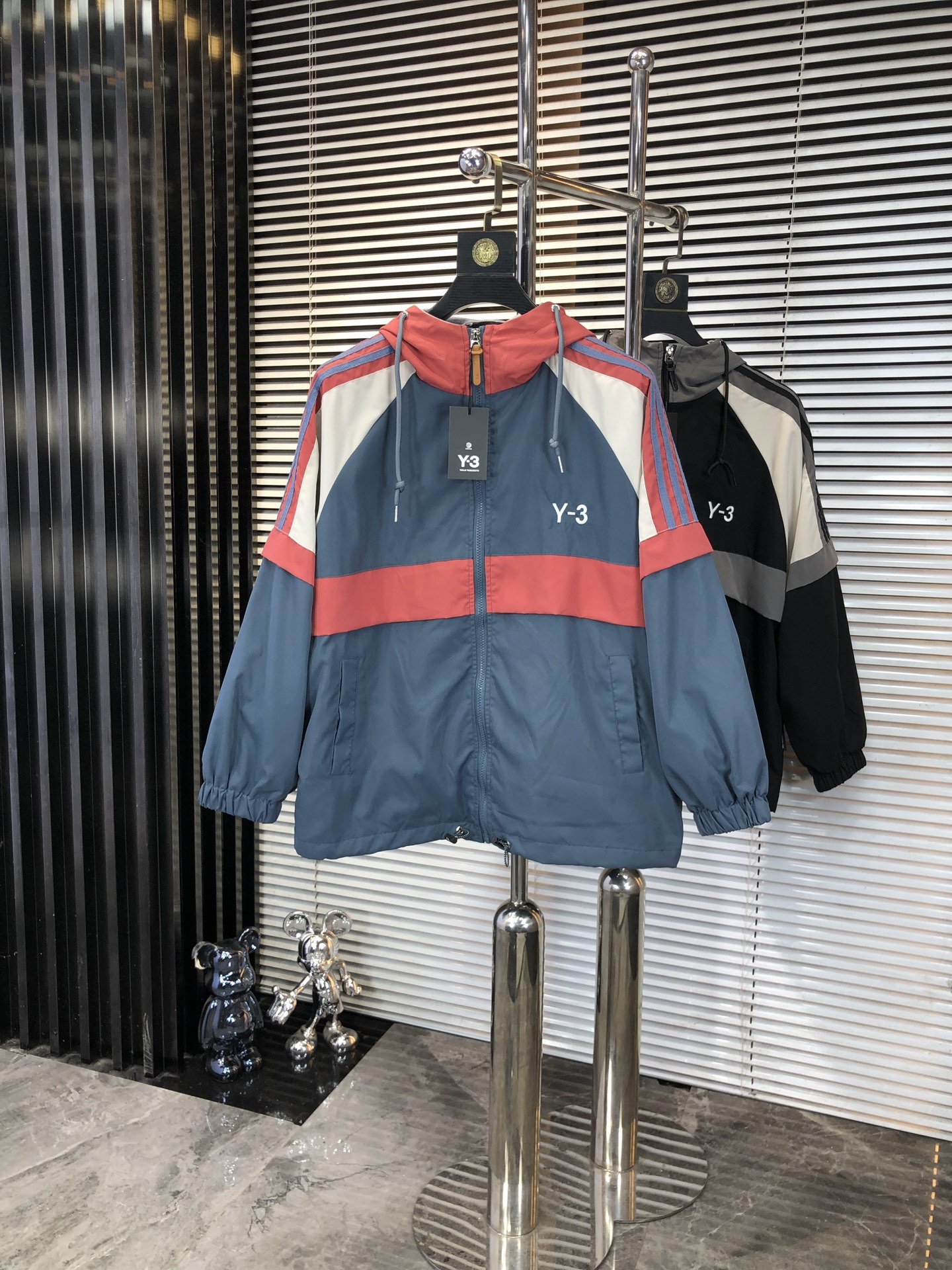 NO:548153,.Y3.25 new autumn and winter jackets are on sale for casual daily wear!  The upper body modifies the body shape, perfectly integrating fashion aesthetics and new urban business and leisure concepts. The whole body interprets the Italian minimalist, capable and outdoor functional style to the extreme. It is both solemn and harmonious, creating a unique styling item. The overall outline tends to be simple style. 88's rather individual and yuppie detail processing enriches the overall vision. The wardrobe is perfect for business and leisure and has a high attendance rate!  It's something you can meet but can't ask for!  Size m-3XL m wears 175/130,,jackets & coats,jackets & coats,alexander wang19860909.Y3.25秋冬新品发售夹克外套,休闲日常穿搭！上身修饰身形、将时装美学和新都市商务休闲概念完美融合,通体将意式的极简、干练和户外功能性风格极致诠释,亦庄亦谐,塑造出别具一格的造型单品,整体轮廓趋于简约风格,88颇为个性且雅痞的细节处理,丰富了整体视觉.衣橱商务休闲绝佳的高出勤率！可遇而不可求！码数m-3XL m穿175/130,,jackets & coats,jackets & coats,alexander wang,Men's clothing