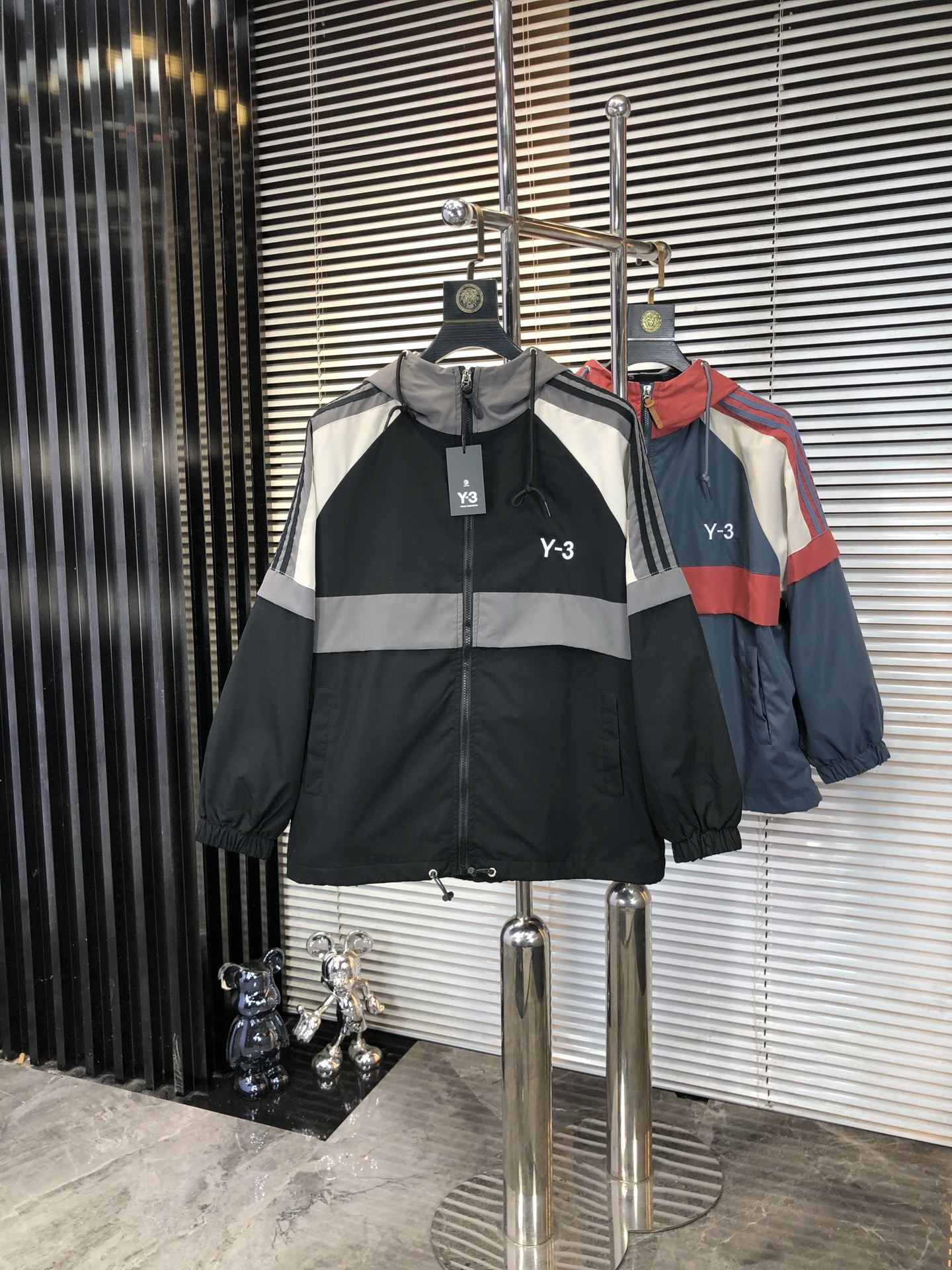 NO:546353,.Y3.25 new autumn and winter products are available for sale, casual and daily wear!  The upper body modifies the body, perfectly combines fashion aesthetics with the concept of new urban business and leisure, and the Italian minimalist, capable and outdoor functional styles are the ultimate interpretation, both solemn and harmonious, creating a unique styling item. The overall outline tends to be simple, and the 88 is quite individual and elegant in detail, enriching the overall vision. The wardrobe business and leisure is excellent and has a high attendance rate!  It is hard to find!  Count m-3XL m wear 175/130,,jackets & coats,jackets & coats,alexander wang19860909.Y3.25秋冬新品发售夹克外套,休闲日常穿搭！上身修饰身形、将时装美学和新都市商务休闲概念完美融合,通体将意式的极简、干练和户外功能性风格极致诠释,亦庄亦谐,塑造出别具一格的造型单品,整体轮廓趋于简约风格,88颇为个性且雅痞的细节处理,丰富了整体视觉.衣橱商务休闲绝佳的高出勤率！可遇而不可求！码数m-3XL m穿175/130,,jackets & coats,jackets & coats,alexander wang,Men's clothing