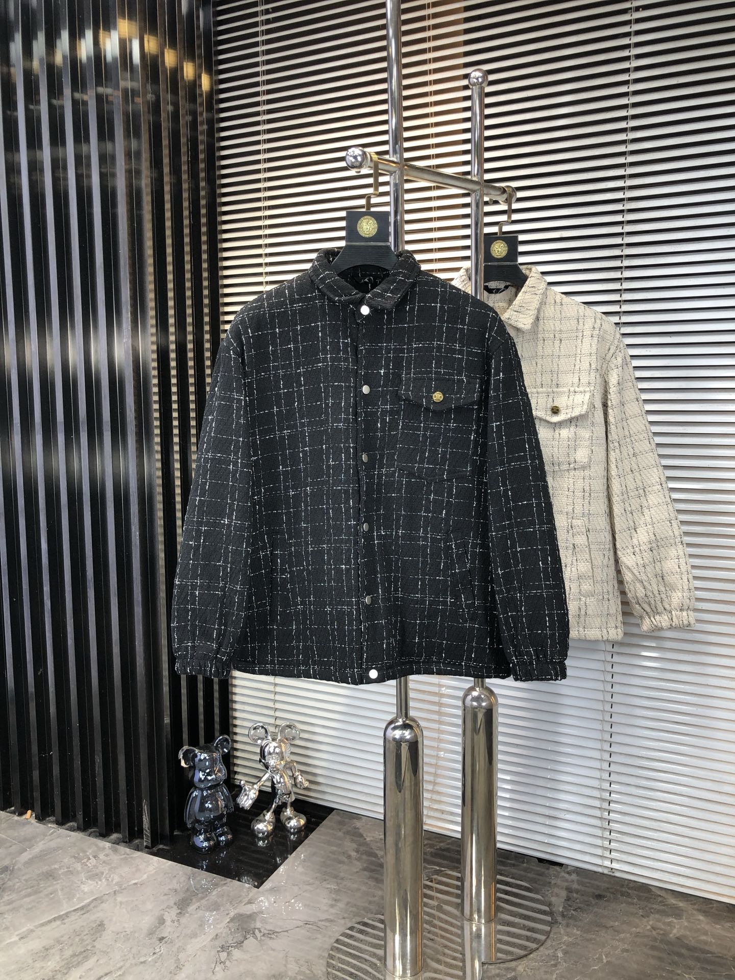 NO:550140,.Celin. The new 25 autumn and winter products are available for knitted jackets, casual and daily wear!  The upper body modifies the body, perfectly combines fashion aesthetics with the concept of new urban business and leisure, and the Italian minimalist, capable and outdoor functional styles are the ultimate interpretation, both solemn and harmonious, creating a unique styling item. The overall outline tends to be simple, and the 88 is quite individual and elegant in detail, enriching the overall vision. The wardrobe business and leisure is excellent and has a high attendance rate!  It is hard to find!  Count m-3XL m wear 175/130, celine, jackets & coats, jackets & coats, alexander wang19860909.赛琳.25秋冬新品发售针织夹克外套,休闲日常穿搭！上身修饰身形、将时装美学和新都市商务休闲概念完美融合,通体将意式的极简、干练和户外功能性风格极致诠释,亦庄亦谐,塑造出别具一格的造型单品,整体轮廓趋于简约风格,88颇为个性且雅痞的细节处理,丰富了整体视觉.衣橱商务休闲绝佳的高出勤率！可遇而不可求！码数m-3XL m穿175/130,,celine,jackets & coats,jackets & coats,alexander wang,Men's clothing