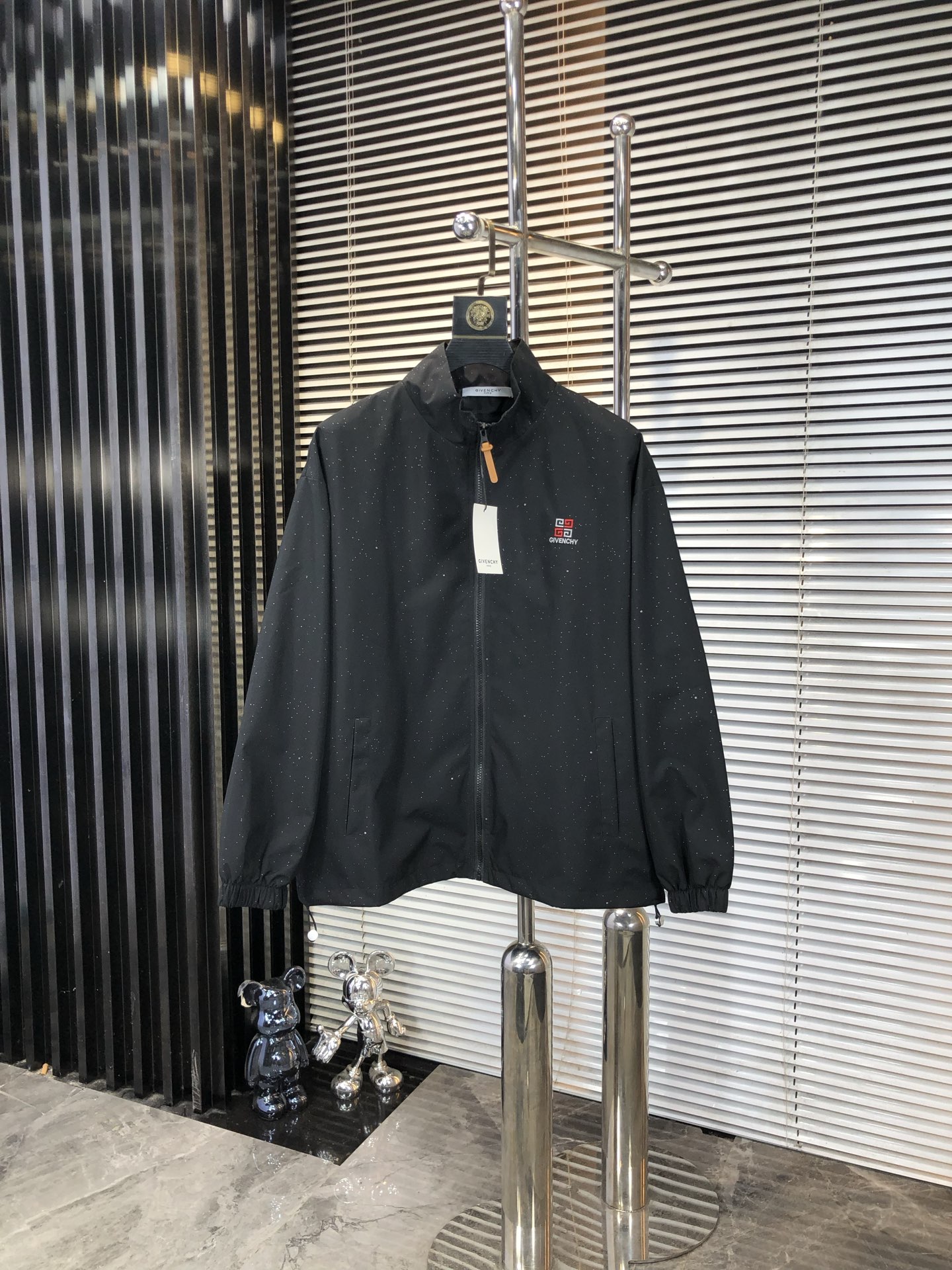 NO:546360,.Givenchy. 25 autumn and winter new product is available for sale, casual and daily wear!  The upper body modifies the body, perfectly combines fashion aesthetics with the concept of new urban business and leisure, and the Italian minimalist, capable and outdoor functional styles are the ultimate interpretation, both solemn and harmonious, creating a unique styling item. The overall outline tends to be simple, and the 88 is quite individual and elegant in detail, enriching the overall vision. The wardrobe business and leisure is excellent and has a high attendance rate!  It is hard to find!  Count m-3XL m wear 175/130, given ,jackets & coats,jackets & coats,alexander wang19860909.纪梵希.25秋冬新品发售夹克外套,休闲日常穿搭！上身修饰身形、将时装美学和新都市商务休闲概念完美融合,通体将意式的极简、干练和户外功能性风格极致诠释,亦庄亦谐,塑造出别具一格的造型单品,整体轮廓趋于简约风格,88颇为个性且雅痞的细节处理,丰富了整体视觉.衣橱商务休闲绝佳的高出勤率！可遇而不可求！码数m-3XL m穿175/130,,givenchy,jackets & coats,jackets & coats,alexander wang,Men's clothing