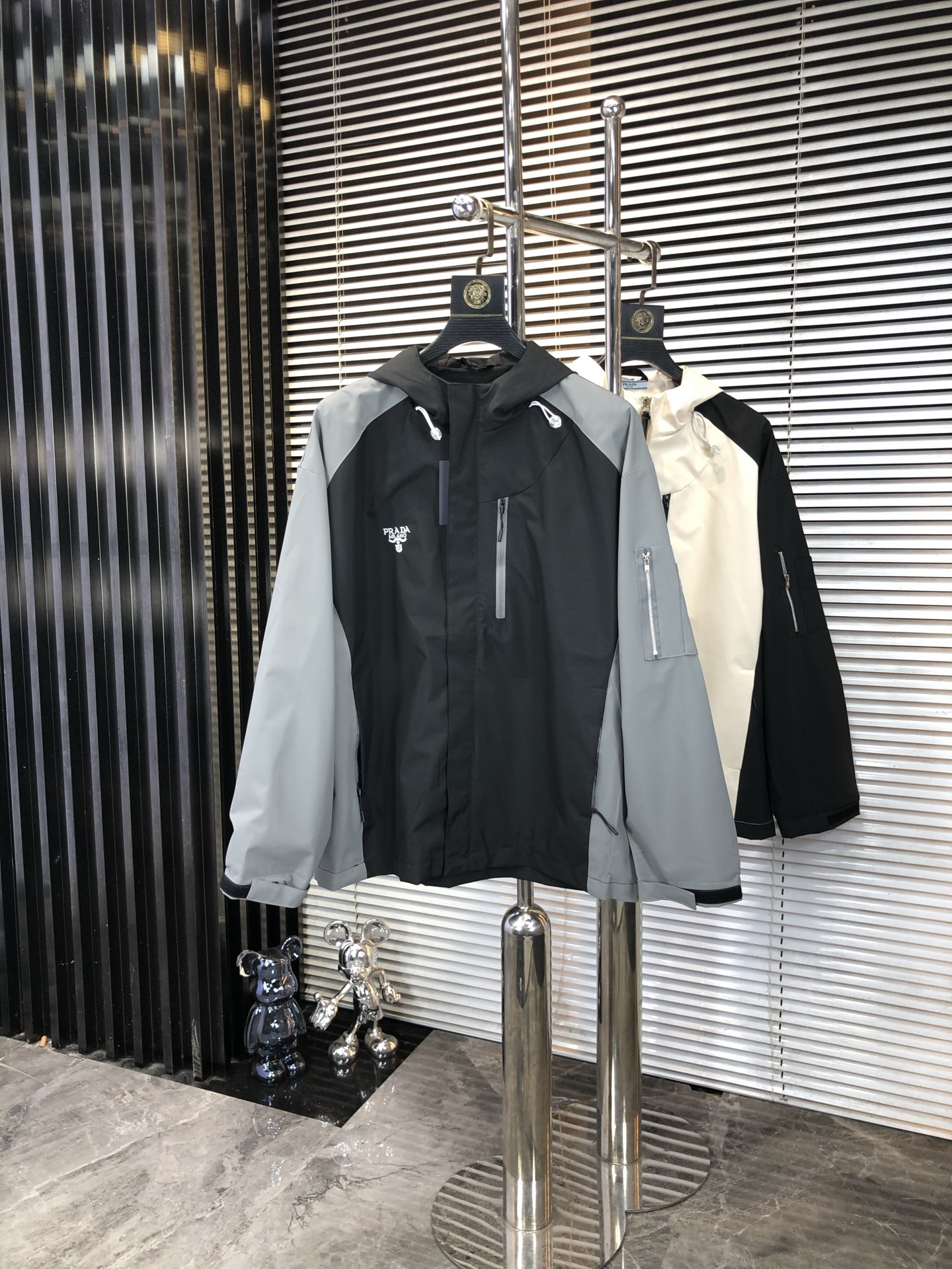 NO:546369,.Prada. New 25 autumn and winter products are available for sale, casual and daily wear!  The upper body modifies the body, perfectly combines fashion aesthetics with the concept of new urban business and leisure, and the Italian minimalist, capable and outdoor functional styles are the ultimate interpretation, both solemn and harmonious, creating a unique styling item. The overall outline tends to be simple, and the 88 is quite individual and elegant in detail, enriching the overall vision. The wardrobe business and leisure is excellent and has a high attendance rate!  It is hard to find!  Count m-3XL m wear 175/130, prada, jackets & coats, jackets & coats, alexander wang19860909.普拉达.25秋冬新品发售夹克外套,休闲日常穿搭！上身修饰身形、将时装美学和新都市商务休闲概念完美融合,通体将意式的极简、干练和户外功能性风格极致诠释,亦庄亦谐,塑造出别具一格的造型单品,整体轮廓趋于简约风格,88颇为个性且雅痞的细节处理,丰富了整体视觉.衣橱商务休闲绝佳的高出勤率！可遇而不可求！码数m-3XL m穿175/130,,prada,jackets & coats,jackets & coats,alexander wang,Men's clothing