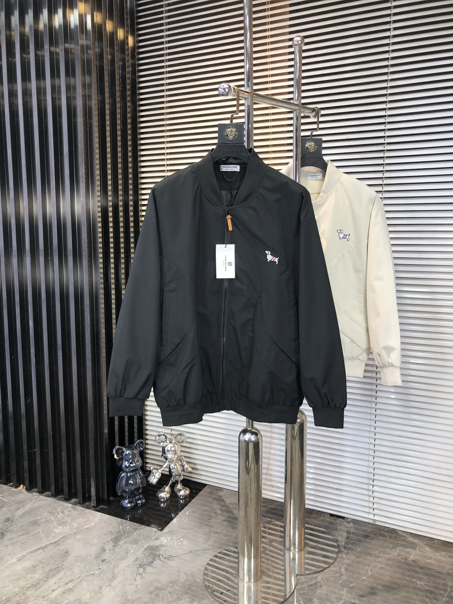 NO:546378,.TB.25 new autumn and winter products are available for sale, casual and daily wear!  The upper body modifies the body, perfectly combines fashion aesthetics with the concept of new urban business and leisure, and the Italian minimalist, capable and outdoor functional styles are the ultimate interpretation, both solemn and harmonious, creating a unique styling item. The overall outline tends to be simple, and the 88 is quite individual and elegant in detail, enriching the overall vision. The wardrobe business and leisure is excellent and has a high attendance rate!  It is hard to find!  Count m-3XL m wear 175/130,,jackets & coats,jackets & coats,alexander wang19860909.TB.25秋冬新品发售夹克外套,休闲日常穿搭！上身修饰身形、将时装美学和新都市商务休闲概念完美融合,通体将意式的极简、干练和户外功能性风格极致诠释,亦庄亦谐,塑造出别具一格的造型单品,整体轮廓趋于简约风格,88颇为个性且雅痞的细节处理,丰富了整体视觉.衣橱商务休闲绝佳的高出勤率！可遇而不可求！码数m-3XL m穿175/130,,jackets & coats,jackets & coats,alexander wang,Men's clothing