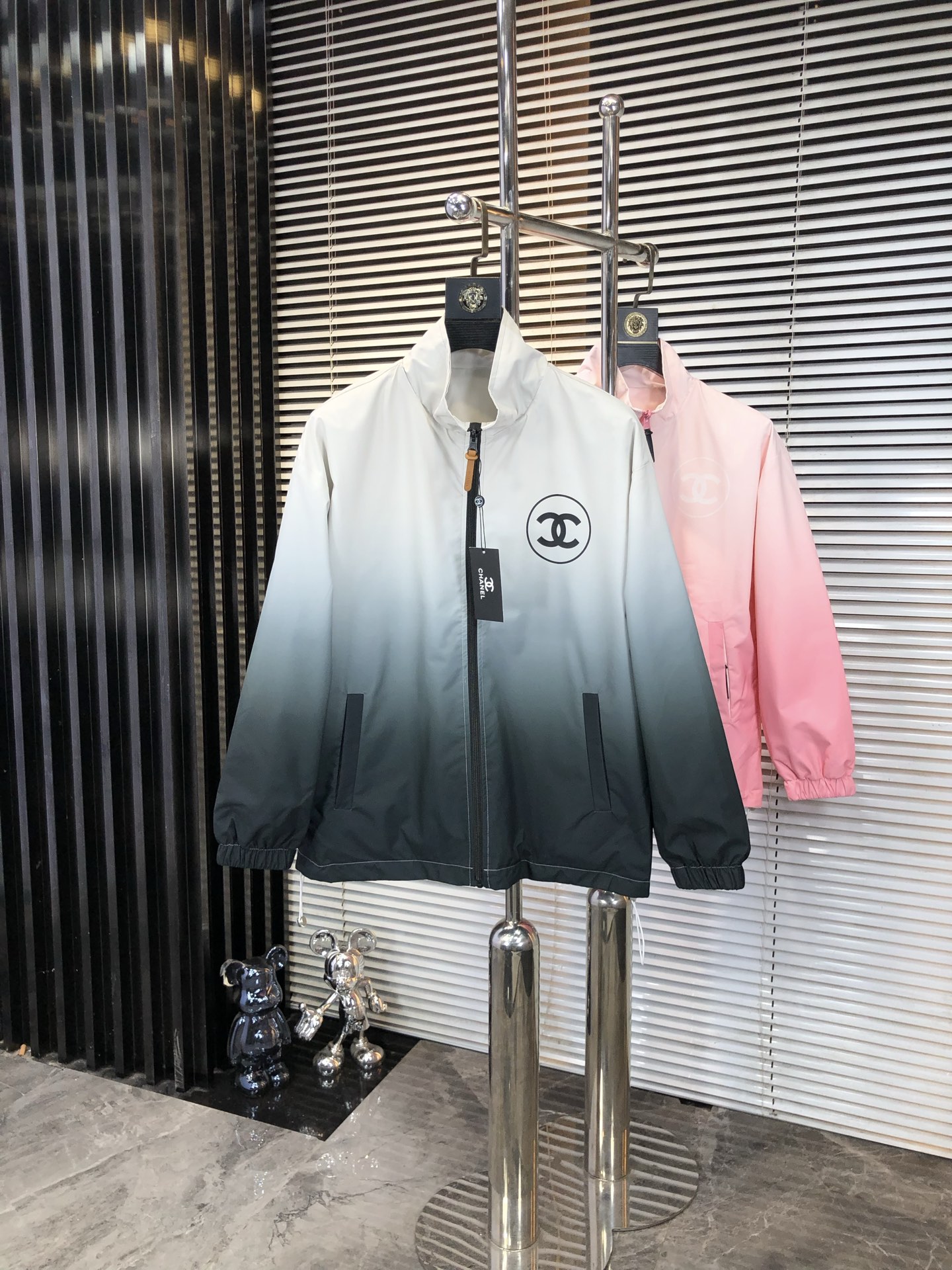 NO:546312,.Celin. 25 autumn and winter new product is available for sale, casual and daily wear!  The upper body modifies the body, perfectly combines fashion aesthetics with the concept of new urban business and leisure, and the Italian minimalist, capable and outdoor functional styles are the ultimate interpretation, both solemn and harmonious, creating a unique styling item. The overall outline tends to be simple, and the 88 is quite individual and elegant in detail, enriching the overall vision. The wardrobe business and leisure is excellent and has a high attendance rate!  It is hard to find!  Count m-3XL m wear 175/130, celine, jackets & coats, jackets & coats, alexander wang19860909.赛琳.25秋冬新品发售夹克外套,休闲日常穿搭！上身修饰身形、将时装美学和新都市商务休闲概念完美融合,通体将意式的极简、干练和户外功能性风格极致诠释,亦庄亦谐,塑造出别具一格的造型单品,整体轮廓趋于简约风格,88颇为个性且雅痞的细节处理,丰富了整体视觉.衣橱商务休闲绝佳的高出勤率！可遇而不可求！码数m-3XL m穿175/130,,celine,jackets & coats,jackets & coats,alexander wang,Men's clothing