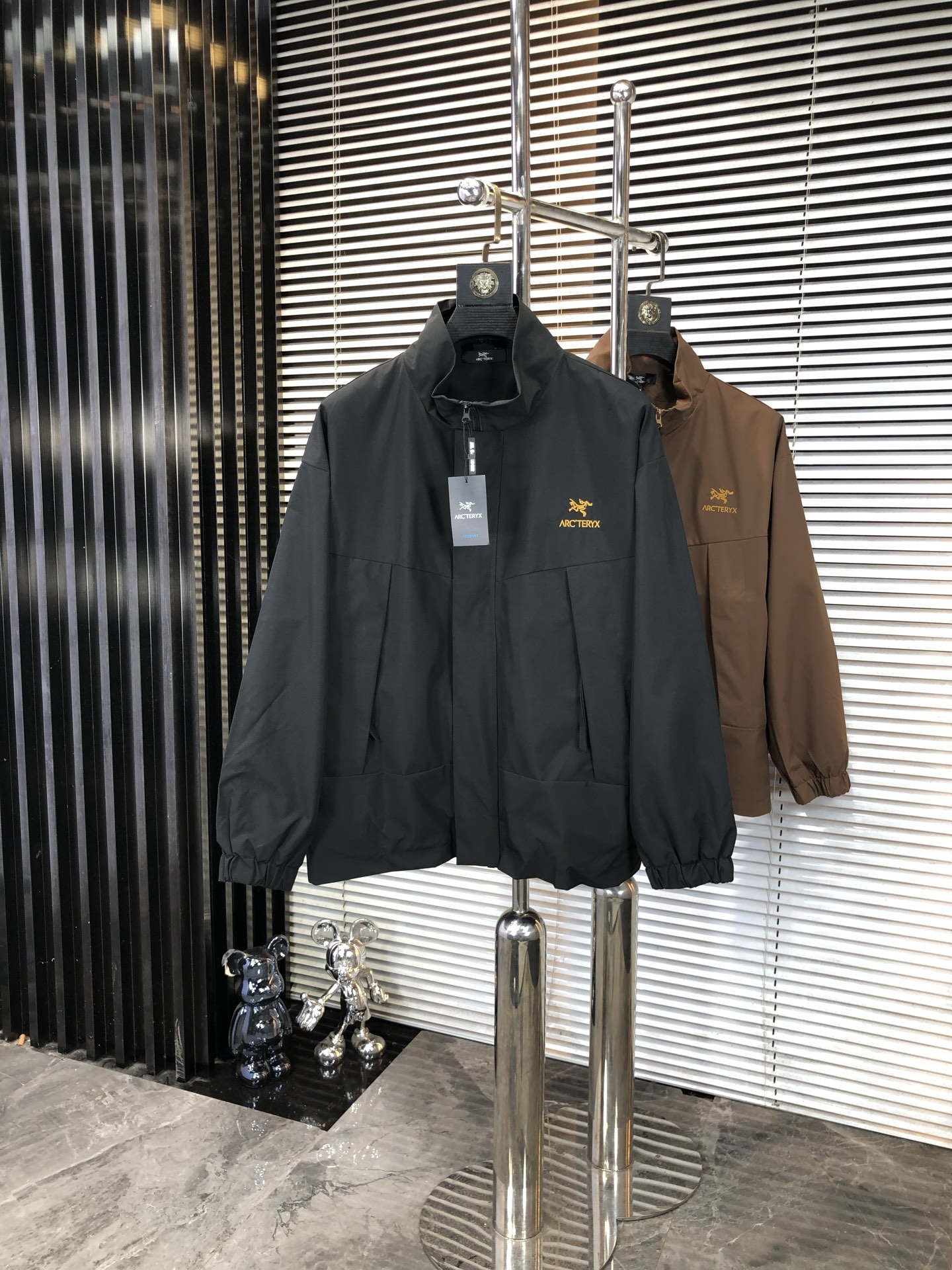 NO:546319,.Archaew Bird. New 25 autumn and winter products are available for sale, casual and daily wear!  The upper body modifies the body, perfectly combines fashion aesthetics with the concept of new urban business and leisure, and the Italian minimalist, capable and outdoor functional styles are the ultimate interpretation, both solemn and harmonious, creating a unique styling item. The overall outline tends to be simple, and the 88 is quite individual and elegant in detail, enriching the overall vision. The wardrobe business and leisure is excellent and has a high attendance rate!  It is hard to find!  Count m-3XL m wear 175/130,arc'teryx,jackets & coats,jackets & coats,alexander wang19860909.始祖鸟.25秋冬新品发售夹克外套,休闲日常穿搭！上身修饰身形、将时装美学和新都市商务休闲概念完美融合,通体将意式的极简、干练和户外功能性风格极致诠释,亦庄亦谐,塑造出别具一格的造型单品,整体轮廓趋于简约风格,88颇为个性且雅痞的细节处理,丰富了整体视觉.衣橱商务休闲绝佳的高出勤率！可遇而不可求！码数m-3XL m穿175/130,arc'teryx,jackets & coats,jackets & coats,alexander wang,Men's clothing