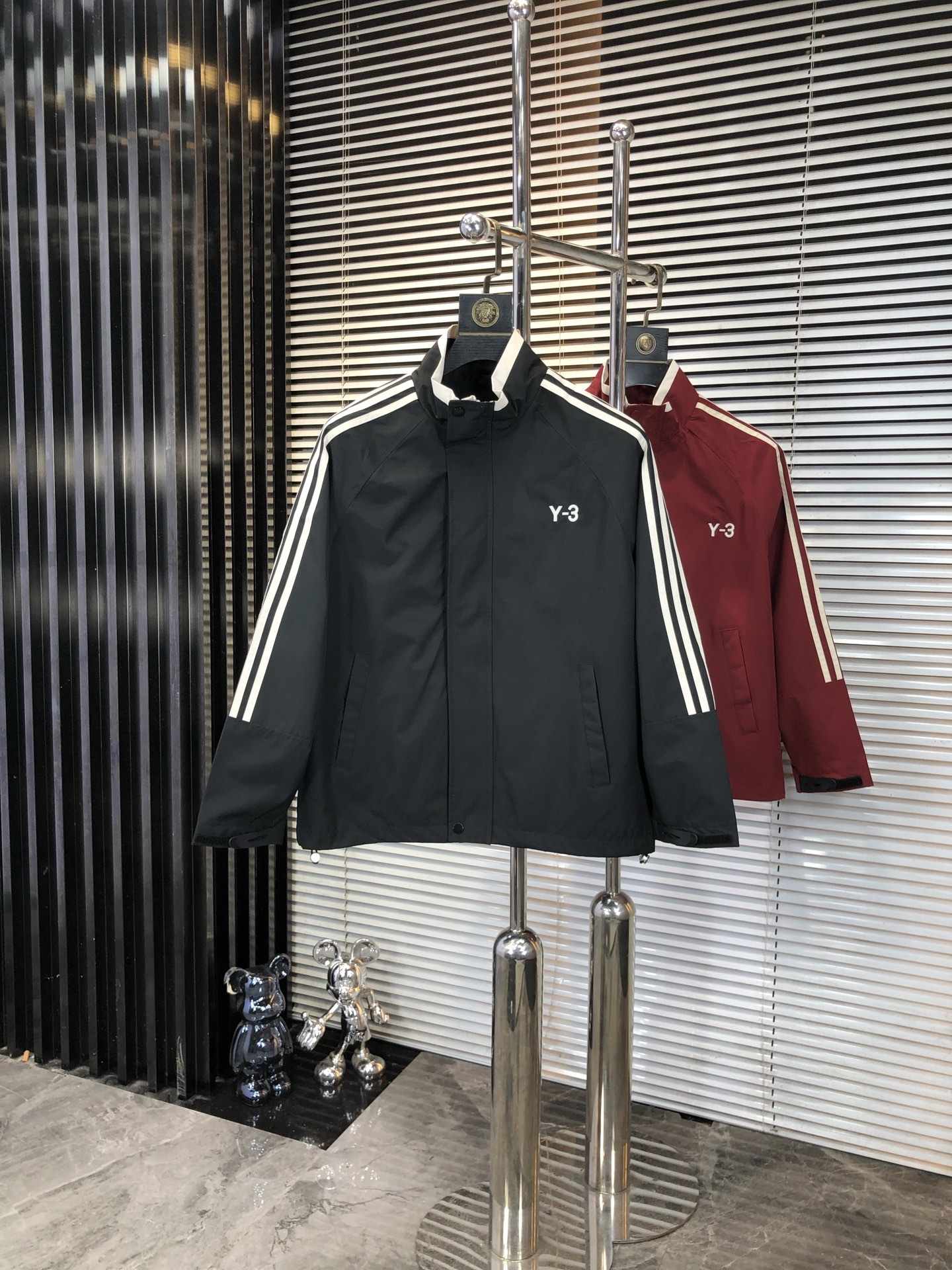 NO:546326,.Y3.25 new autumn and winter products are available for sale, casual and daily wear!  The upper body modifies the body, perfectly combines fashion aesthetics with the concept of new urban business and leisure, and the Italian minimalist, capable and outdoor functional styles are the ultimate interpretation, both solemn and harmonious, creating a unique styling item. The overall outline tends to be simple, and the 88 is quite individual and elegant in detail, enriching the overall vision. The wardrobe business and leisure is excellent and has a high attendance rate!  It is hard to find!  Count m-3XL m wear 175/130,,jackets & coats,jackets & coats,alexander wang19860909.Y3.25秋冬新品发售夹克外套,休闲日常穿搭！上身修饰身形、将时装美学和新都市商务休闲概念完美融合,通体将意式的极简、干练和户外功能性风格极致诠释,亦庄亦谐,塑造出别具一格的造型单品,整体轮廓趋于简约风格,88颇为个性且雅痞的细节处理,丰富了整体视觉.衣橱商务休闲绝佳的高出勤率！可遇而不可求！码数m-3XL m穿175/130,,jackets & coats,jackets & coats,alexander wang,Men's clothing