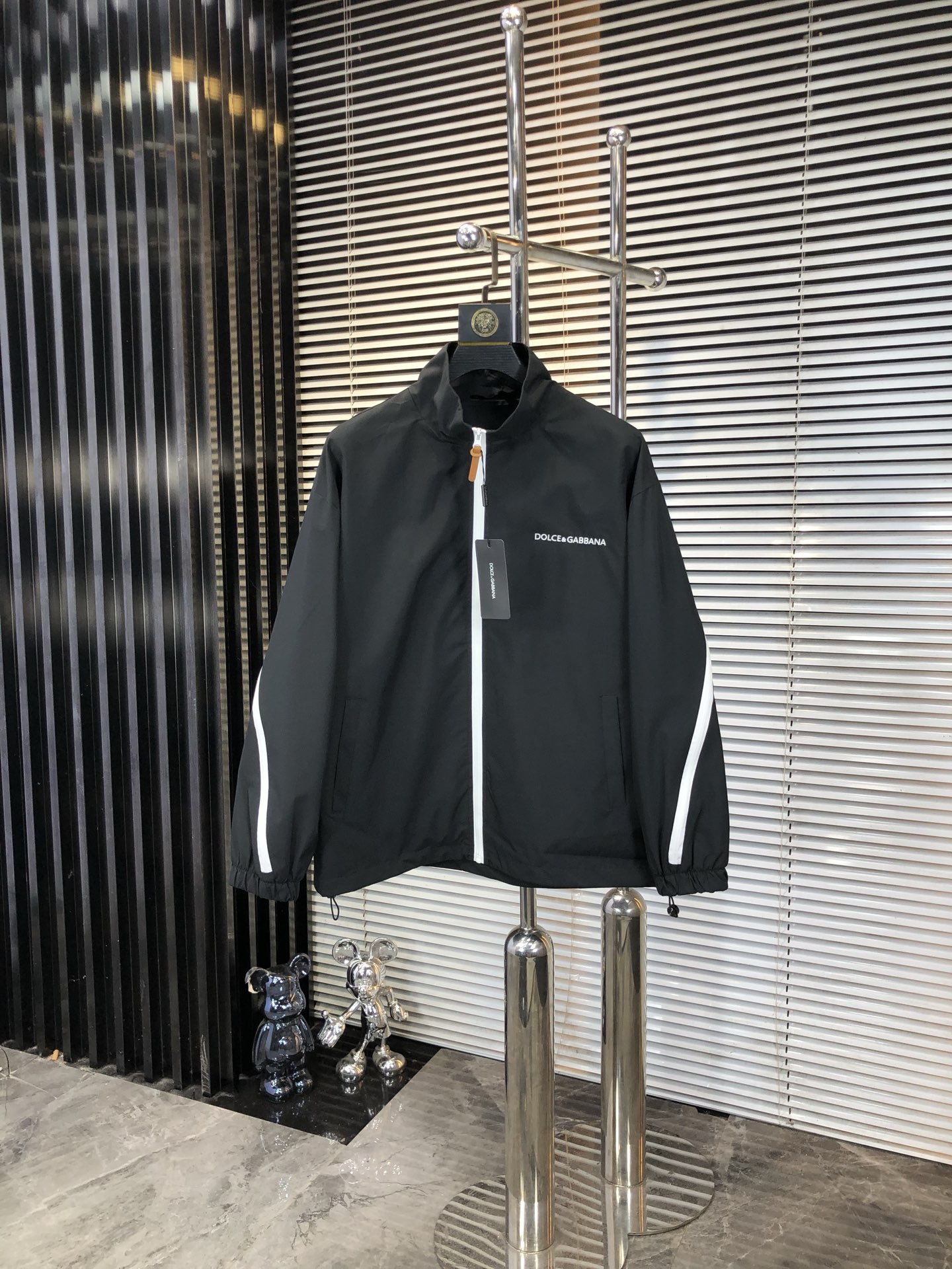 NO:546333,.D&G.25 new autumn and winter products are available for sale, casual and daily wear!  The upper body modifies the body, perfectly combines fashion aesthetics with the concept of new urban business and leisure, and the Italian minimalist, capable and outdoor functional styles are the ultimate interpretation, both solemn and harmonious, creating a unique styling item. The overall outline tends to be simple, and the 88 is quite individual and elegant in detail, enriching the overall vision. The wardrobe business and leisure is excellent and has a high attendance rate!  It is hard to find!  Count m-3XL m wear 175/130, Dolce & Gabbana, jackets & coats, jackets & coats, alexander wang19860909.D&G.25秋冬新品发售夹克外套,休闲日常穿搭！上身修饰身形、将时装美学和新都市商务休闲概念完美融合,通体将意式的极简、干练和户外功能性风格极致诠释,亦庄亦谐,塑造出别具一格的造型单品,整体轮廓趋于简约风格,88颇为个性且雅痞的细节处理,丰富了整体视觉.衣橱商务休闲绝佳的高出勤率！可遇而不可求！码数m-3XL m穿175/130,,Dolce&Gabbana,jackets & coats,jackets & coats,alexander wang,Men's clothing