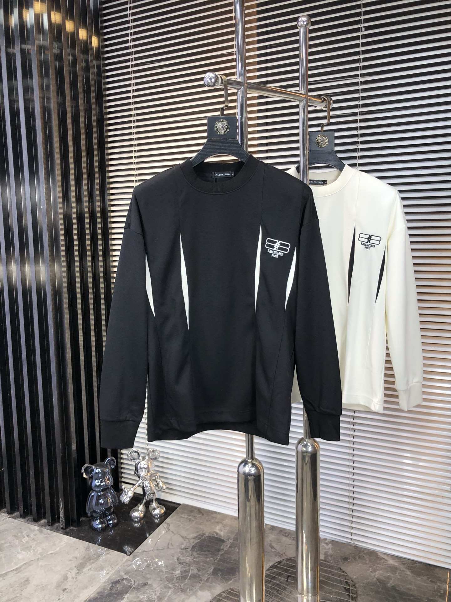 NO:546354,.Balenicaga. 2025 autumn and winter new letter logo knitted cotton sweatshirt T-shirt channel quality!  Urban series products, created with full luxury letter logo elements, high-end temperament and top style, a single item with a very tone and charm!  Original custom imported double-sided water-soluble cotton fabric, comfortable to touch, embroidered letter design effect is quite exquisite, fashionable, classic and versatile!  Size M—XXXL.m wear 175/130 catties, balenciaga, hoodie, sweatshirts, tees, t-shirt, alexander wang19860909.巴黎世家.2025秋冬新款字母logo针织棉卫衣T恤 渠道精品！都市系列产物,奢华程度满分的字母logo元素打造,高端气质型必入的极品款式,一款极具腔调感与魅力的单品！ 原版定制进口双面水溶棉面料,手感舒适,刺绣字母设计效果相当精致,时尚经典百搭！ 尺码M—XXXL.m穿175/130斤,,balenciaga,hoodie,sweatshirts,tees，t-shirt,alexander wang,Men's clothing