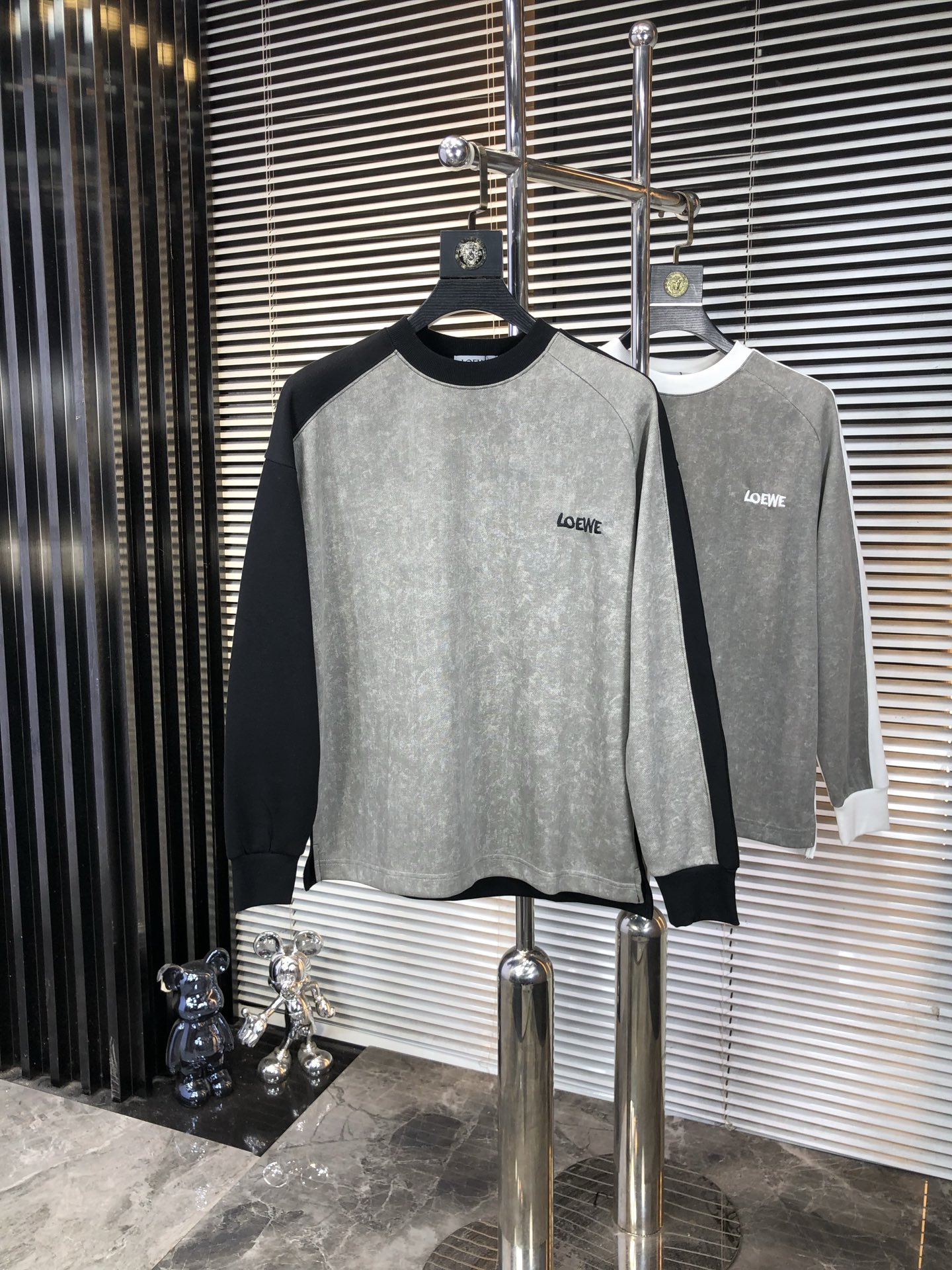 NO:546361,.Luo Yiwei. 2025 autumn and winter new letter logo knitted cotton sweatshirt T-shirt, channel quality!  Urban series products, created with full luxury letter logo elements, high-end temperament and top style, a single item with a very tone and charm!  Original custom imported double-sided water-soluble cotton fabric, comfortable to touch, embroidered letter design effect is quite exquisite, fashionable, classic and versatile!  Size M—XXXL.m wear 175/130 catties, loewe, hoodie, sweatshirts, tees, t-shirt, alexander wang19860909.罗意威.2025秋冬新款字母logo针织棉卫衣T恤 渠道精品！都市系列产物,奢华程度满分的字母logo元素打造,高端气质型必入的极品款式,一款极具腔调感与魅力的单品！ 原版定制进口双面水溶棉面料,手感舒适,刺绣字母设计效果相当精致,时尚经典百搭！ 尺码M—XXXL.m穿175/130斤,,loewe,hoodie,sweatshirts,tees，t-shirt,alexander wang,Men's clothing