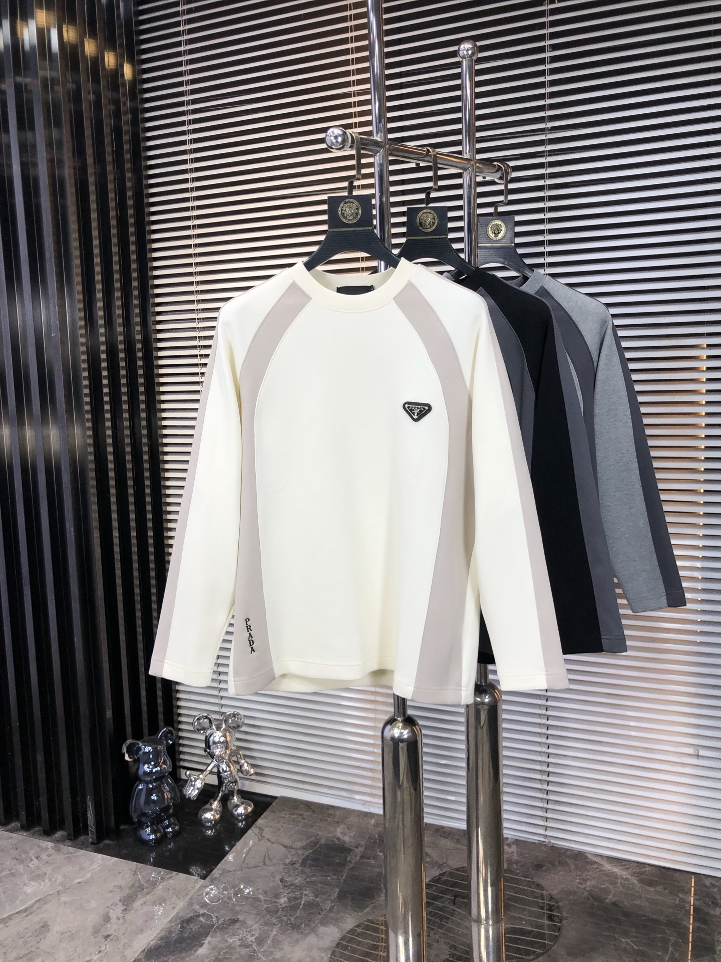 NO:540561,.Prada. 2025 autumn and winter new letter logo knitted cotton sweatshirt T-shirt channel quality!  Urban series products, created with full luxury letter logo elements, high-end temperament and top style, a single item with a very tone and charm!  Original custom imported double-sided water-soluble cotton fabric, comfortable to touch, embroidered letter design effect is quite exquisite, fashionable, classic and versatile!  Size M—XXXL.m wear 175/130 catties, prada, hoodie, sweatshirts,tees, t-shirt,alexander wang19860909.普拉达.2025秋冬新款字母logo针织棉卫衣T恤 渠道精品！都市系列产物,奢华程度满分的字母logo元素打造,高端气质型必入的极品款式,一款极具腔调感与魅力的单品！ 原版定制进口双面水溶棉面料,手感舒适,刺绣字母设计效果相当精致,时尚经典百搭！ 尺码M—XXXL.m穿175/130斤,,prada,hoodie,sweatshirts,tees，t-shirt,alexander wang,Men's clothing