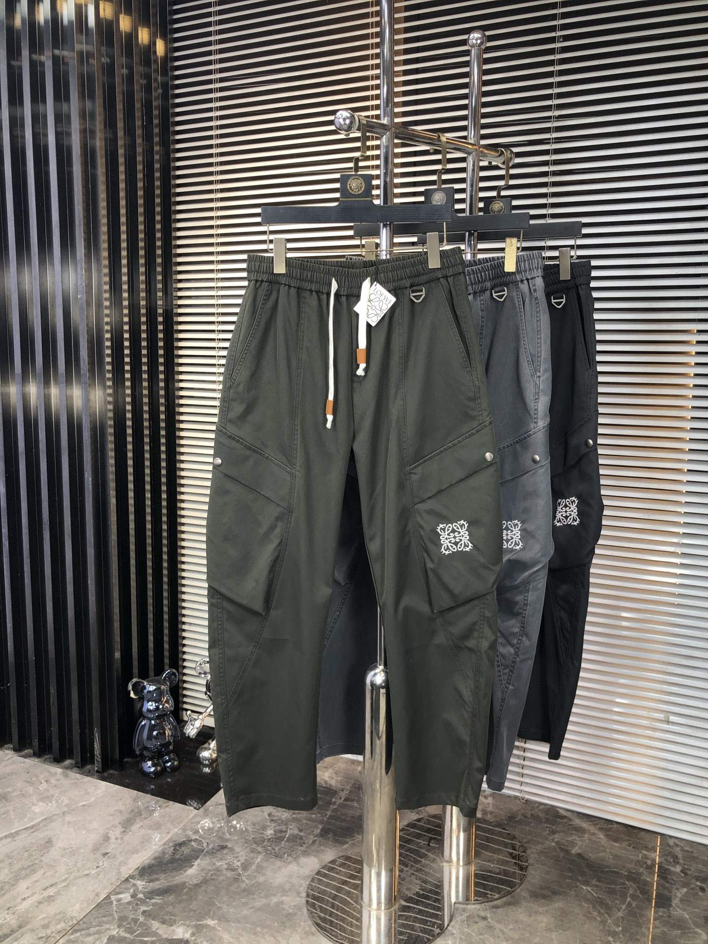 NO:538495,.Luo Yiwei. 2025 autumn and winter new casual work pants Fashionable and casual casual style Micro-stretch fabric The fabric is comfortable and soft, breaking through the feel of conventional denim fabrics, not stuffy, and has excellent comfort. It is free and versatile, and it does not deform for a long time. The upper body effect is excellent. The elegant and elegant tailoring, the design is constantly innovating, but it always maintains a noble and elegant style and taste, interpreting the charm of fashion and leisure products. Counter codes 29-36,,loewe,alexander wang19860909.罗意威.2025秋冬季新款休闲工装裤 时尚休闲 休闲版型 微弹力面料 面料舒适柔软,突破常规牛仔的面料手感,不闷热,舒适感极佳.随意百搭 久洗不变形 上身效果极佳.大方优雅的剪裁,设计不断创新却始终保持着高贵优雅的风格和品位 演绎时尚魅惑 时尚休闲佳品 专柜码数29-36,,loewe,alexander wang,Men's clothing