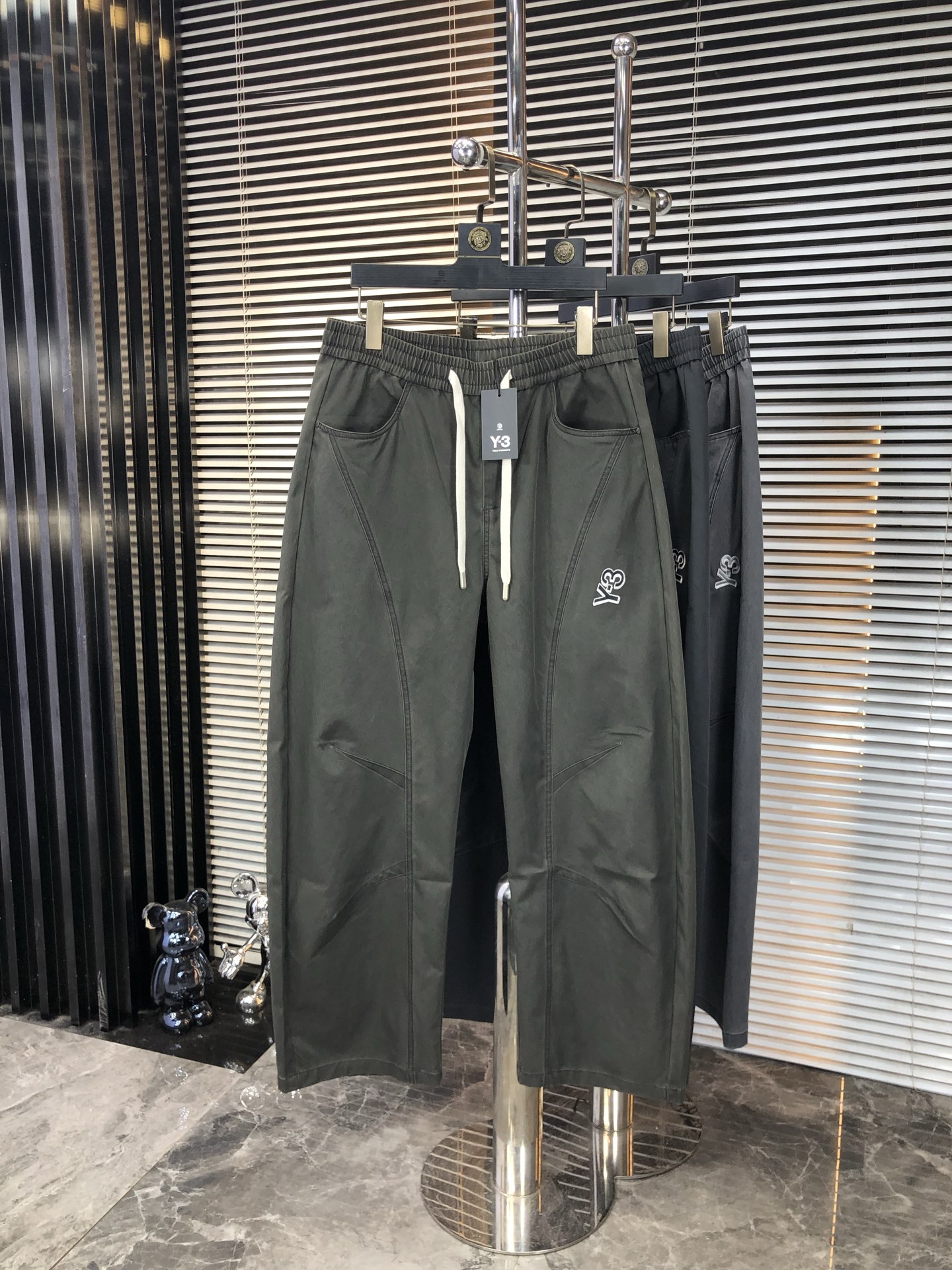 NO:538498,.Y3. 2025 new casual work pants in autumn and winter, fashionable and casual casual style, micro-stretch fabric, the fabric is comfortable and soft, breaking through the feel of conventional denim fabrics, not stuffy, and excellent comfort. It is free and versatile, and it does not deform after washing for a long time. The upper body effect is excellent. The elegant and elegant tailoring, the design is constantly innovating, but it always maintains a noble and elegant style and taste, interpreting the charm of fashion, fashion and leisure products, counter number 29-36,,alexander wang19860909.Y3.2025秋冬季新款休闲工装裤 时尚休闲 休闲版型 微弹力面料 面料舒适柔软,突破常规牛仔的面料手感,不闷热,舒适感极佳.随意百搭 久洗不变形 上身效果极佳.大方优雅的剪裁,设计不断创新却始终保持着高贵优雅的风格和品位 演绎时尚魅惑 时尚休闲佳品 专柜码数29-36,,alexander wang,Men's clothing