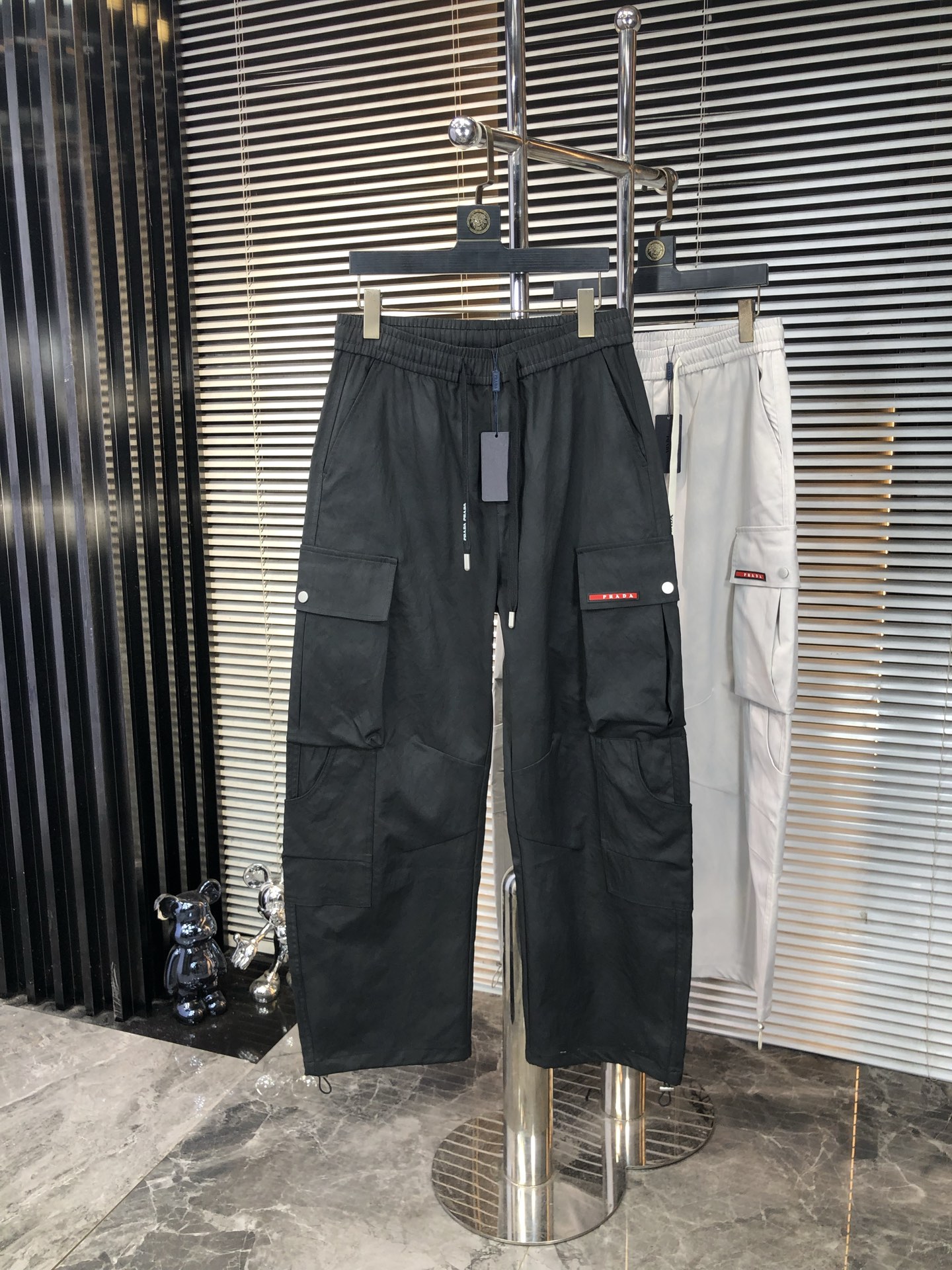 NO:538501,.Prada. 2025 autumn and winter new casual work pants Fashionable and casual casual style Micro-stretch fabric The fabric is comfortable and soft, breaking through the feel of conventional denim fabrics, not stuffy, and has excellent comfort. It is versatile and versatile, and it does not deform for a long time. The upper body effect is excellent. The elegant and elegant tailoring, the design is constantly innovating, but it always maintains a noble and elegant style and taste, interpreting the charm of fashion and leisure products. Counter codes 29-36,,prada,alexander wang19860909.普拉达.2025秋冬季新款休闲工装裤 时尚休闲 休闲版型 微弹力面料 面料舒适柔软,突破常规牛仔的面料手感,不闷热,舒适感极佳.随意百搭 久洗不变形 上身效果极佳.大方优雅的剪裁,设计不断创新却始终保持着高贵优雅的风格和品位 演绎时尚魅惑 时尚休闲佳品 专柜码数29-36,,prada,alexander wang,Men's clothing