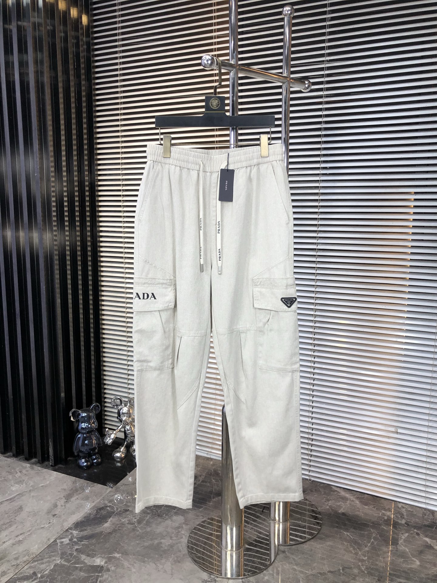 NO:538507,.Prada. 2025 autumn and winter new casual work jeans Fashionable and casual casual style Micro-stretch fabric The fabric is comfortable and soft, breaking through the feel of conventional denim fabrics, not stuffy, and has excellent comfort. It is versatile and versatile, and it does not deform for a long time. The upper body effect is excellent. The elegant and elegant tailoring, the design is constantly innovating, but it always maintains a noble and elegant style and taste, interpreting the charm of fashion and leisure products. Counter codes 29-36,,prada,jeans,alexander wang19860909.普拉达.2025秋冬季新款休闲工装牛仔裤 时尚休闲 休闲版型 微弹力面料 面料舒适柔软,突破常规牛仔的面料手感,不闷热,舒适感极佳.随意百搭 久洗不变形 上身效果极佳.大方优雅的剪裁,设计不断创新却始终保持着高贵优雅的风格和品位 演绎时尚魅惑 时尚休闲佳品 专柜码数29-36,,prada,jeans,alexander wang,Men's clothing