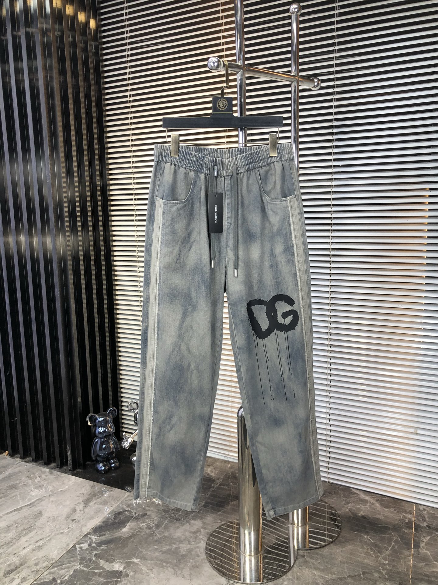 NO:538481,.D&G. 2025 autumn and winter new casual work jeans Fashionable and casual casual style Micro-stretch fabric The fabric is comfortable and soft, breaking through the feel of conventional denim fabrics, not stuffy, and excellent comfort. It is free and versatile, and it does not deform for a long time. The upper body effect is excellent. The elegant and elegant tailoring, the design is constantly innovating, but it always maintains a noble and elegant style and taste, interpreting the charm of fashion and leisure products. Counter codes 29-36, Dolce&Gabbana, jeans, alexander wang19860909.D&G.2025秋冬季新款休闲工装牛仔裤 时尚休闲 休闲版型 微弹力面料 面料舒适柔软,突破常规牛仔的面料手感,不闷热,舒适感极佳.随意百搭 久洗不变形 上身效果极佳.大方优雅的剪裁,设计不断创新却始终保持着高贵优雅的风格和品位 演绎时尚魅惑 时尚休闲佳品 专柜码数29-36,,Dolce&Gabbana,jeans,alexander wang,Men's clothing