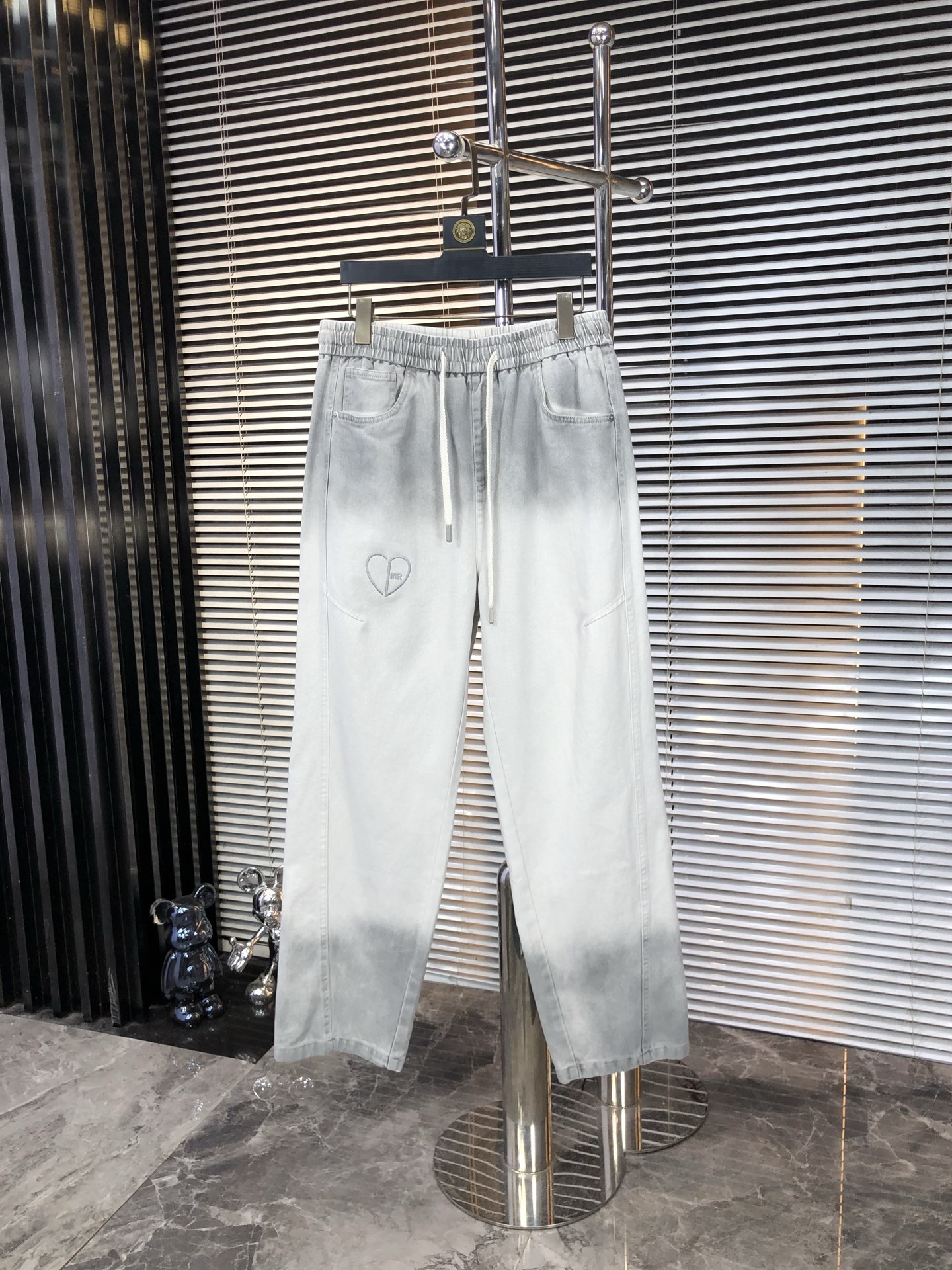 NO:538484,.Dior .2025 new casual work jeans in autumn and winter, fashionable and casual casual style, micro-stretch fabric, the fabric is comfortable and soft, breaking through the feel of conventional denim fabrics, not stuffy, and excellent comfort. It is free and versatile, and it does not deform for a long time. The upper body effect is excellent. The elegant and elegant tailoring, the design is constantly innovating, but it always maintains a noble and elegant style and taste, interpreting the charm of fashion, and the best fashion products. Counter codes 29-36,,dior,jeans,alexander wang19860909.Dior .2025秋冬季新款休闲工装牛仔裤 时尚休闲 休闲版型 微弹力面料 面料舒适柔软,突破常规牛仔的面料手感,不闷热,舒适感极佳.随意百搭 久洗不变形 上身效果极佳.大方优雅的剪裁,设计不断创新却始终保持着高贵优雅的风格和品位 演绎时尚魅惑 时尚休闲佳品 专柜码数29-36,,dior,jeans,alexander wang,Men's clothing