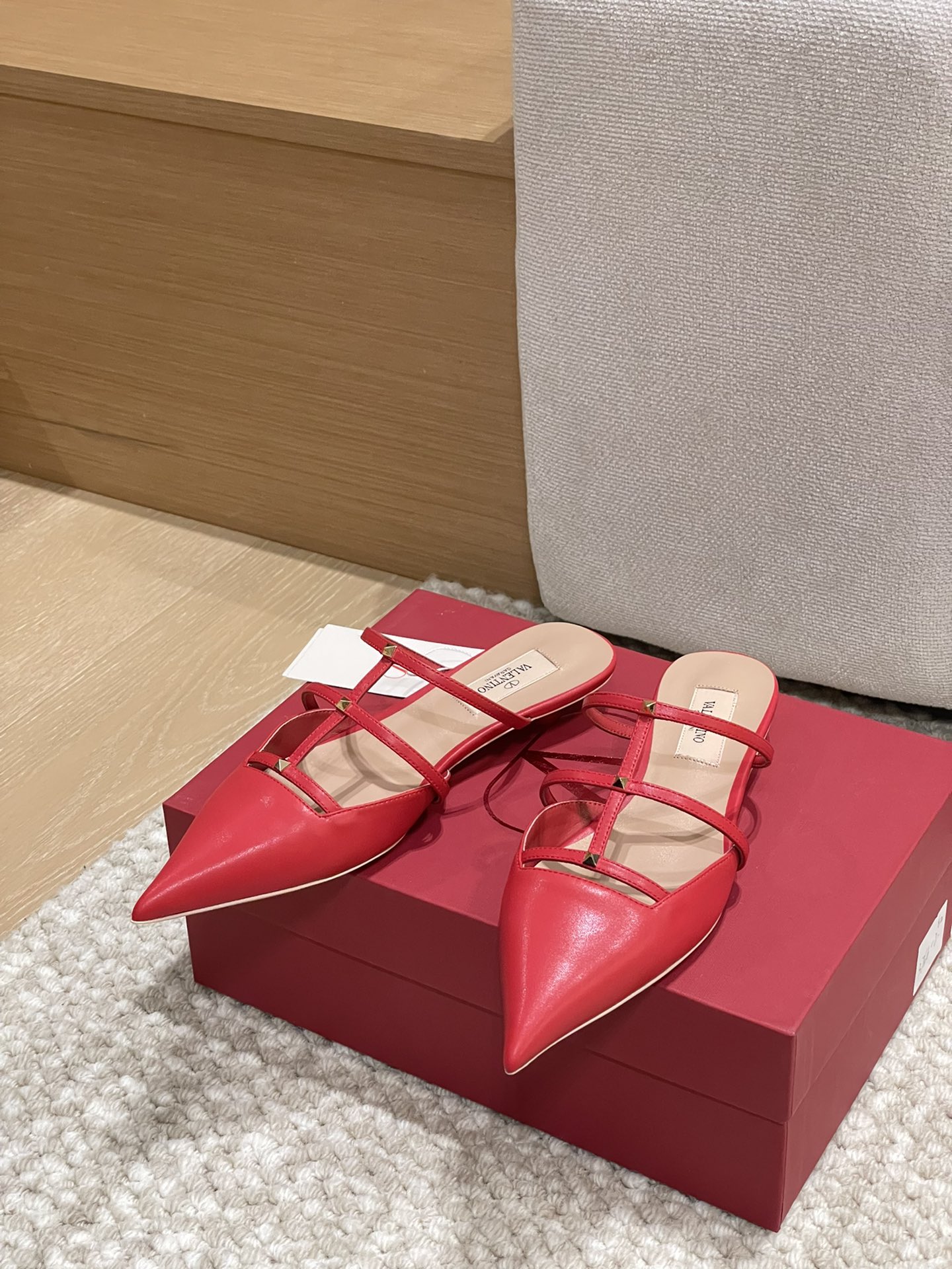 NO:409969,Top version Purchase quality Original development Valention Valentino Muller slippers, V family small rivet pointed toe flat sandals, VT counter latest vLogo series Heavy industry creates classic high heels, the top version is definitely the strongest in history. Welcome to compare the fabrics using original calfskin imported from Italy and imported original sheepskin, the sole uses genuine leather sole from Italy, which is comfortable and easy to wear. V family has launched another popular slippers, which has changed the high-profile feeling of big nails in the past and changed to the daily style of small nails, which is very suitable for every girl to match with the feeling of commuting!  Moreover, this shoe is very comfortable, and it looks good and comfortable, which is a great place!  Upper imported from Italy original calfskin, inner lining imported from Italy original sheepskin footbed: imported from Italy original sheepskin, outsole imported from Italy original genuine leather outsole Heel height: 2CM (heel height is the same as the original version) Size 35-39 (34.40.41.42 customized, no return or exchange) Packaging: Top high-end full set of original consistent genuine packaging, semi-torque, valentino, valentino, high heels, slippers, cowhide, sheepskin, Leather soles19860909顶级版本 代购品质 原版开发 Valention 华伦天奴穆勒拖鞋,V家小铆钉尖头平底凉拖鞋,VT专柜最新vLogo系列 重工打造经典高跟鞋,顶级版本绝对史上最强货 欢迎对比面料釆用意大利进口原版小牛皮内里进口原版羊皮,大底采用意大利进口真皮大底,舒适好穿.V家又出爆款拖鞋了,一改往日大钉子的高调感觉,改成小钉子的日常风格,非常适合每个女生搭配通勤的感觉！而且这个鞋子非常舒适,好看的同时也舒适是非常棒的存在！ 鞋面意大利进口原版小牛皮 内里意大利进口原版羊皮 垫脚:意大利进口原版羊皮 大底意大利进口原版真皮大底 跟高:2CM(鞋跟高度和原版一致) 码数35-39码（34.40.41.42定做,不退不换） 包装:顶级高端全套原版一致正品包装,半拖,valentino,valentino,high heels,slippers,cowhide,sheepskin,Leather soles,Women's Shoes