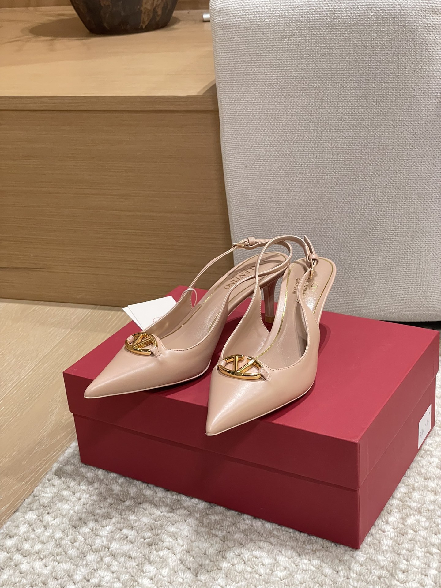 NO:409982,Top version Purchase quality Original development Valention Valentino Muller slippers, V-home small rivet pointed high heel sandals, VT counter latest vLogo series Heavy industry creates classic high heels, the top version is definitely the strongest in history. Welcome to compare the fabrics using Italian imported original calfskin inner lining imported original sheepskin, the sole uses Italian imported genuine leather sole, which is comfortable and easy to wear. V-home has launched another popular slippers, which has changed the high-profile feeling of big nails in the past and changed to the daily style of small nails, which is very suitable for every girl to match with the feeling of commuting!  Moreover, this shoe is very comfortable, and it looks good and comfortable, which is a great place!  Upper imported from Italy original calfskin, inner lining imported from Italy original sheepskin foot pad: imported from Italy original sheepskin outsole imported from Italy original genuine leather outsole Heel height: 6.5CM (heel height is the same as the original version) Size 35-39 (34.40.41.42 custom made, no return or exchange) Packaging: Top high-end full set of original consistent authentic packaging, sandals, valentino, valentino, sandals, high heels, slippers, cowhide, sheepskin, Leather soles19860909顶级版本 代购品质 原版开发 Valention 华伦天奴穆勒拖鞋,V家小铆钉尖头高跟凉拖鞋,VT专柜最新vLogo系列 重工打造经典高跟鞋,顶级版本绝对史上最强货 欢迎对比面料釆用意大利进口原版小牛皮内里进口原版羊皮,大底采用意大利进口真皮大底,舒适好穿.V家又出爆款拖鞋了,一改往日大钉子的高调感觉,改成小钉子的日常风格,非常适合每个女生搭配通勤的感觉！而且这个鞋子非常舒适,好看的同时也舒适是非常棒的存在！ 鞋面意大利进口原版小牛皮 内里意大利进口原版羊皮 垫脚:意大利进口原版羊皮 大底意大利进口原版真皮大底 跟高:6.5CM(鞋跟高度和原版一致) 码数35-39码（34.40.41.42定做,不退不换） 包装:顶级高端全套原版一致正品包装,凉鞋,valentino,valentino,sandals,high heels,slippers,cowhide,sheepskin,Leather soles,Women's Shoes