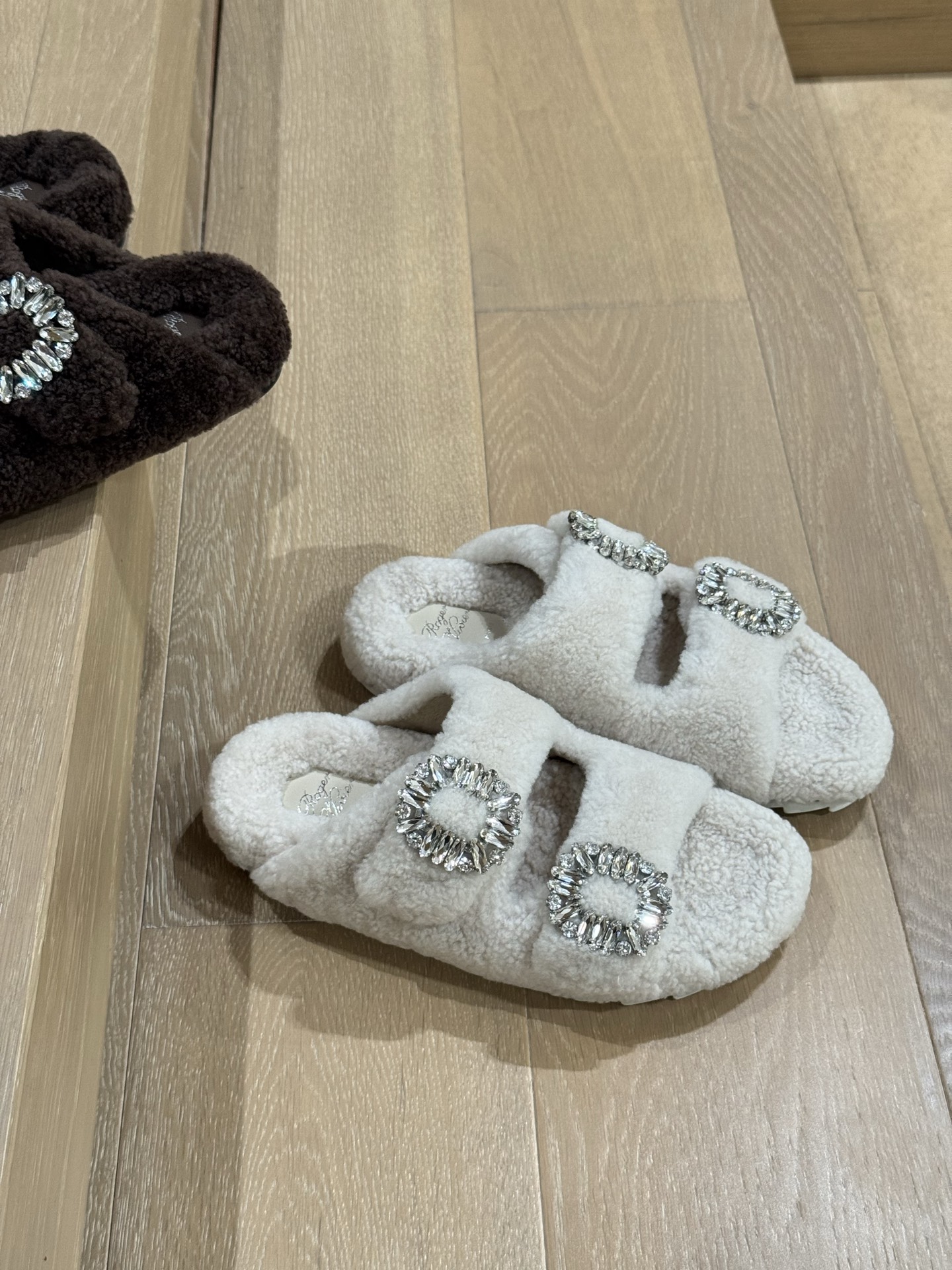 NO:512480,# Roger Vivia's classic double rhinestone buckle wool slippers, diamond buckle buckle exterior slippers Slidy Viv' series of shoes are the best match for everyday outings. Soft suede leather is handmade, with wool wool, warm and exquisite, instantly adding a fashionable feeling to the look. RV new product furry wool dragging hot and new Size35-40 (40 customization, no return and exchange), fur shoes, slippers19860909# 罗杰·维维亚经典双水钻扣羊毛拖鞋 毛毛鑽扣外穿拖鞋 Slidy Viv‘系列諒鞋是日常外出最佳配親,柔软的绒面皮革手工制作,以绵羊毛毛里,温暖精致,瞬间为造型增添的休間時尚感.RV新品毛茸茸羊毛拖火爆上新 Size35-40（ 40定制不退换）,毛毛鞋,slippers,Women's Shoes