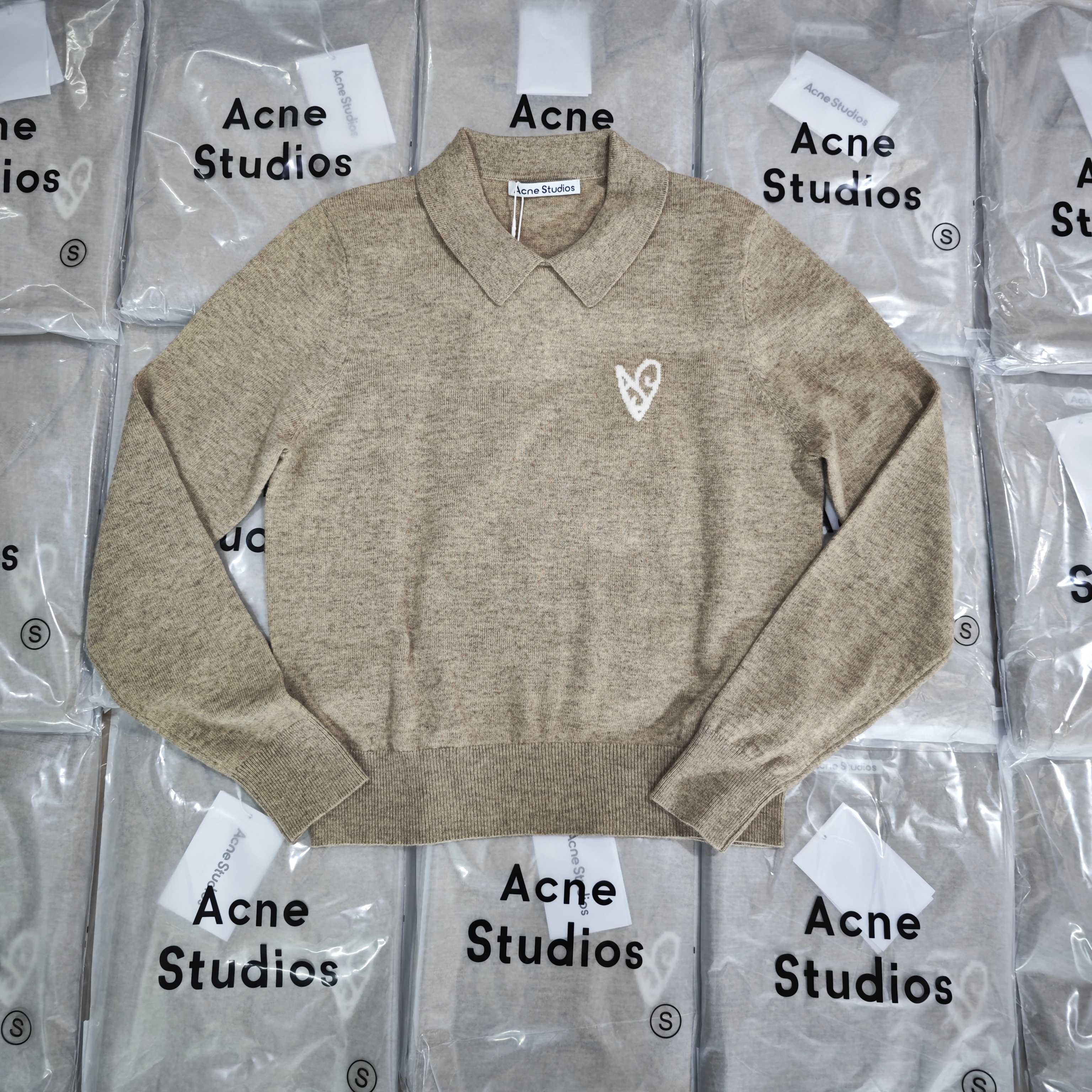 “High-End Quality Women’s Clothes: ACNE25 Heart-Weaving Wool Needles for Autumn in Dark Ash and Khaki” - 图片 2