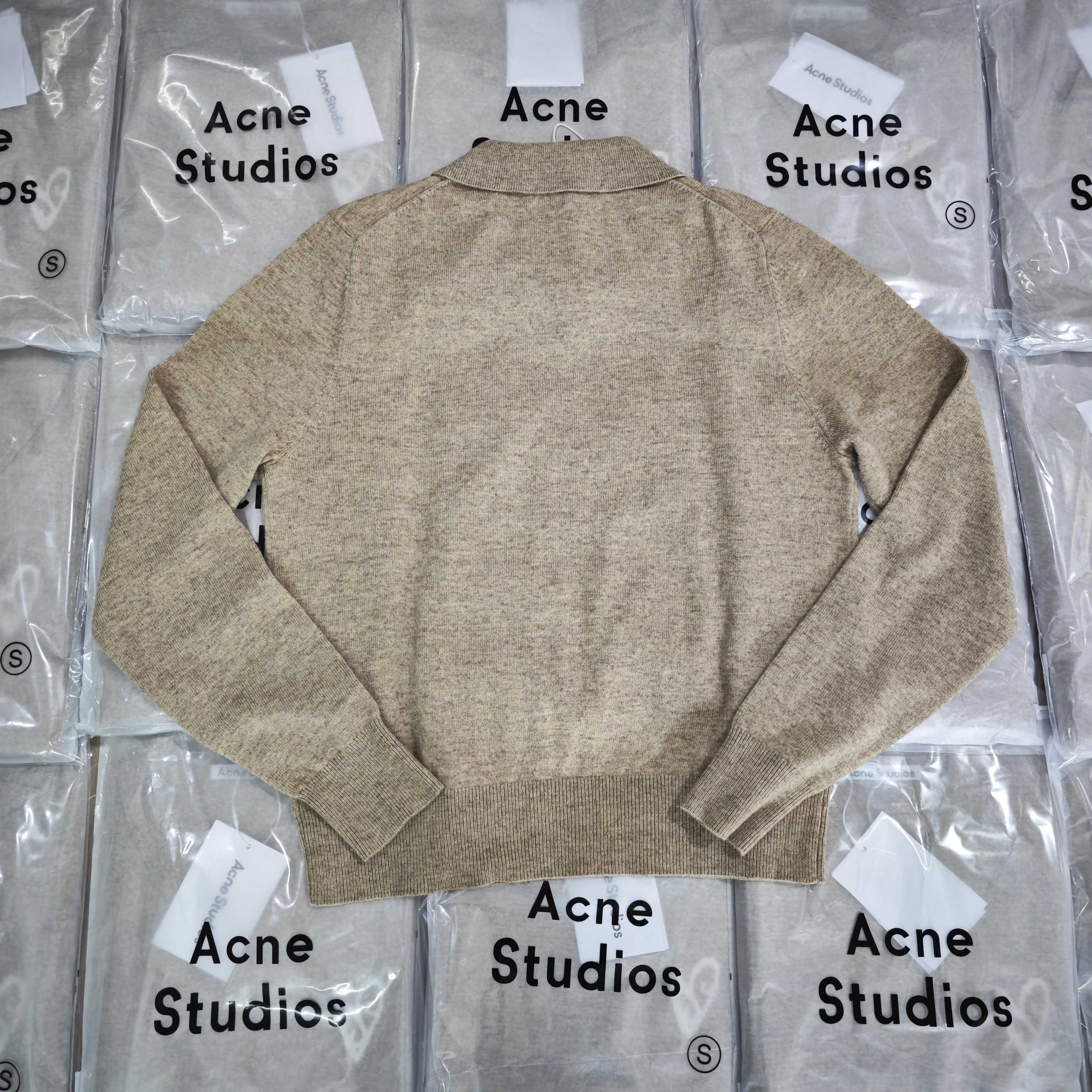“High-End Quality Women’s Clothes: ACNE25 Heart-Weaving Wool Needles for Autumn in Dark Ash and Khaki” - 图片 3