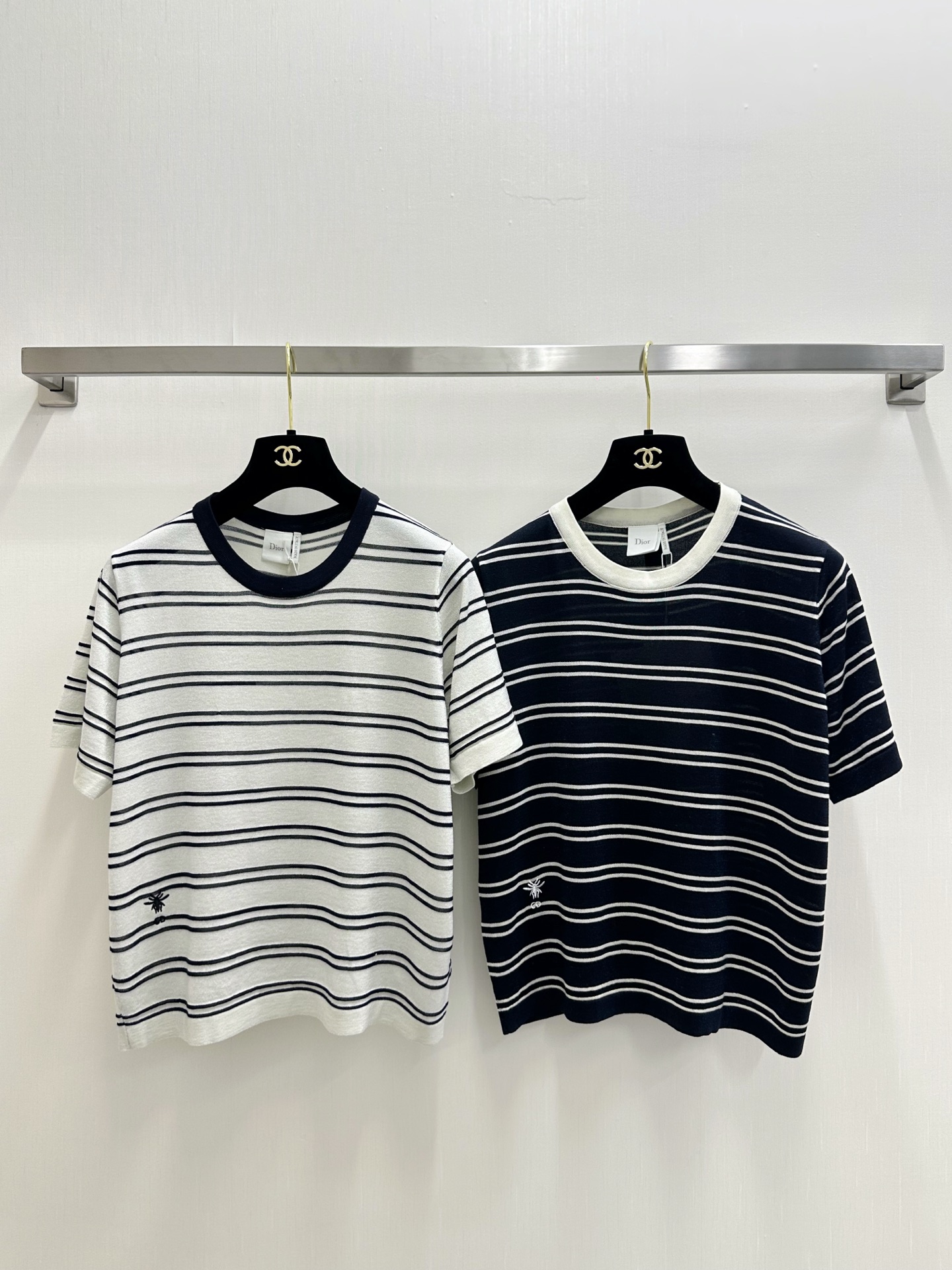 NO:877954,DIOR 26 new summer style, striped contrasting double-sided round neck short-sleeved style, logo pattern decoration, upper body full of high-end atmosphere, two-color SML, dior, T-shirt,19860909DIOR 26夏季新款 条纹撞色双面圆领短袖款 logo图案修饰点缀 上身高级氛围感十足 两色SML,,dior,T-shirt,,Women's clothing