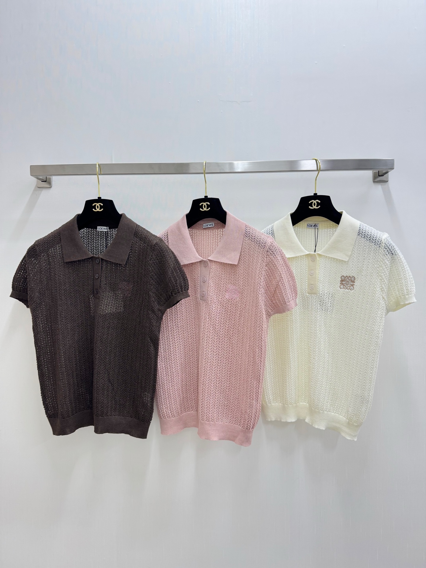 NO:877956,Loewe 26 new summer style, hollow Polo collar, short-sleeved style, logo pattern decoration, upper body full of high-end atmosphere, three-color SML,,loewe,T-shirt,19860909Loewe 26夏季新款 镂空Polo领短袖款 logo图案修饰点缀 上身高级氛围感十足 三色SML,,loewe,T-shirt,,Women's clothing