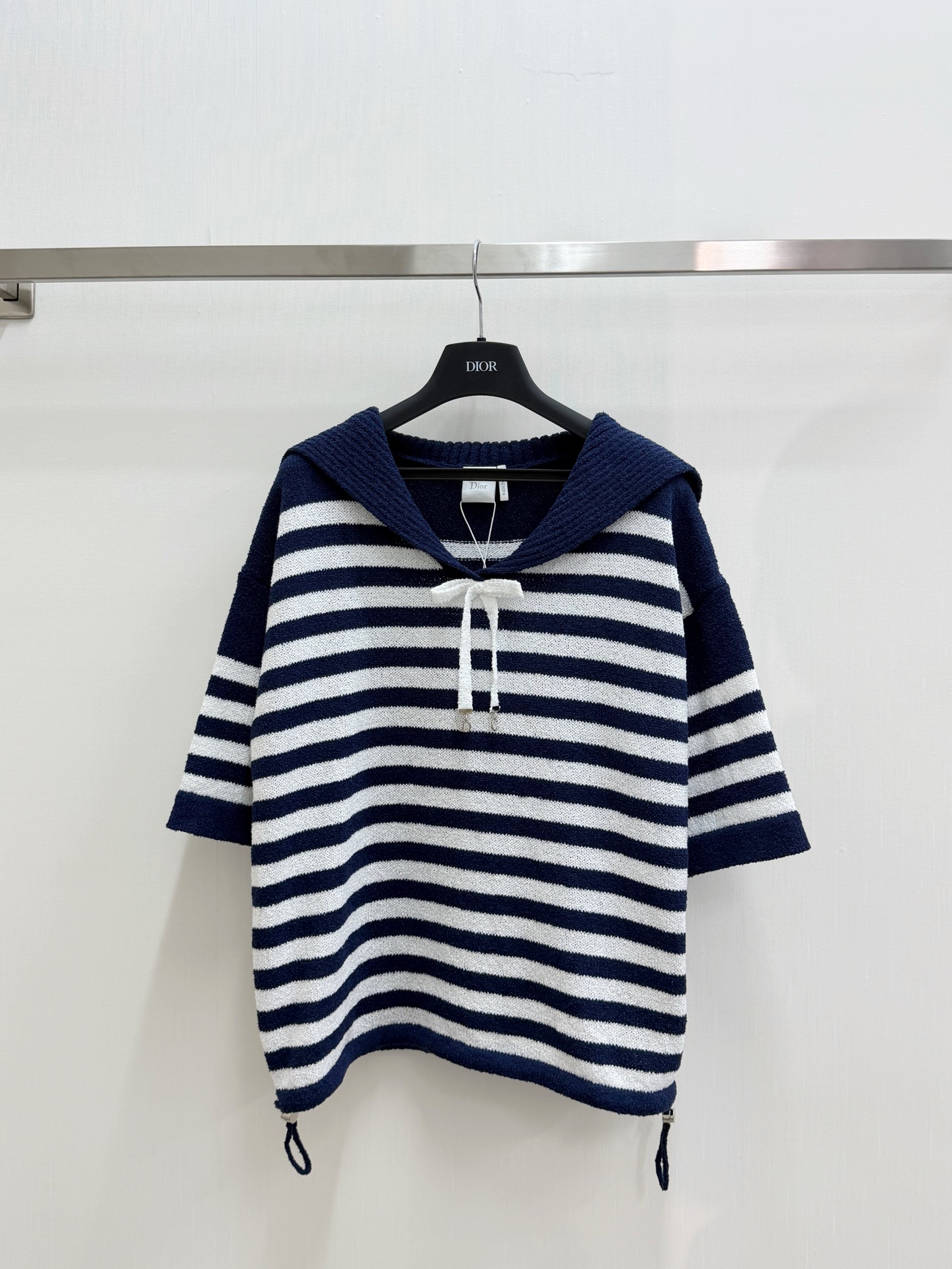 NO:877958,DIOR 26 new summer model, navy collar, striped short-sleeved style, logo pattern decoration, full upper body with high-end atmosphere, size SML, dior, T-shirt,19860909DIOR 26夏季新款 海军领条纹短袖款 logo图案修饰点缀 上身高级氛围感受十足 码数SML,,dior,T-shirt,,Women's clothing