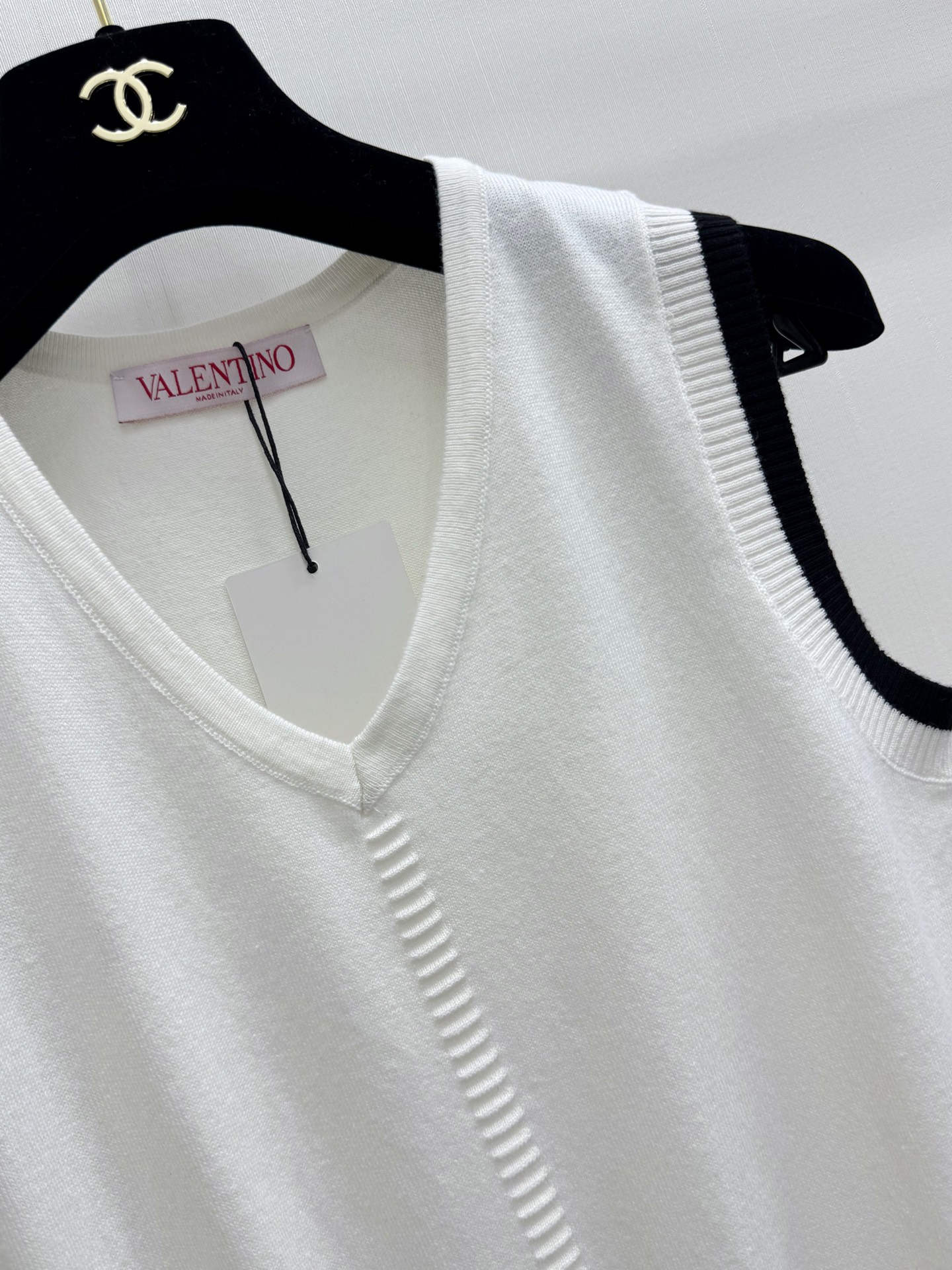 Valentino 26夏季新款 v领撞色背心款 logo图案修饰点缀 上身高级氛围感🈵️🈵️ 两色SM