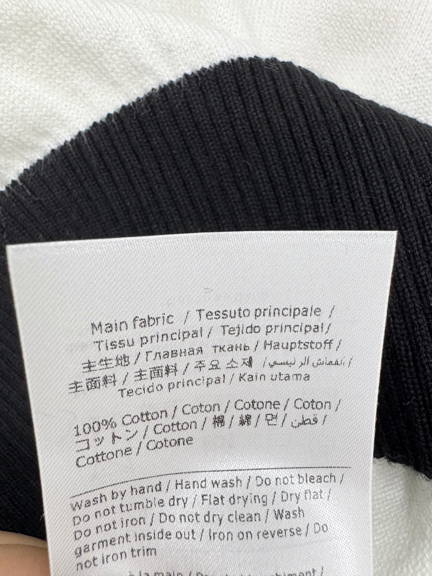 Valentino 26夏季新款 v领撞色背心款 logo图案修饰点缀 上身高级氛围感🈵️🈵️ 两色SM