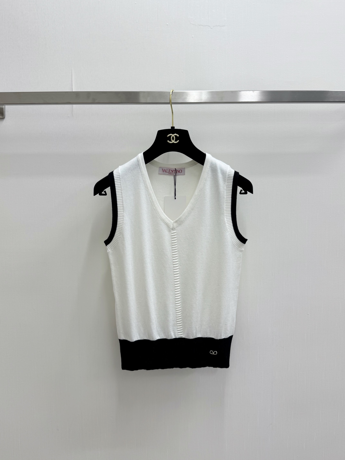 Valentino 26夏季新款 v领撞色背心款 logo图案修饰点缀 上身高级氛围感🈵️🈵️ 两色SM