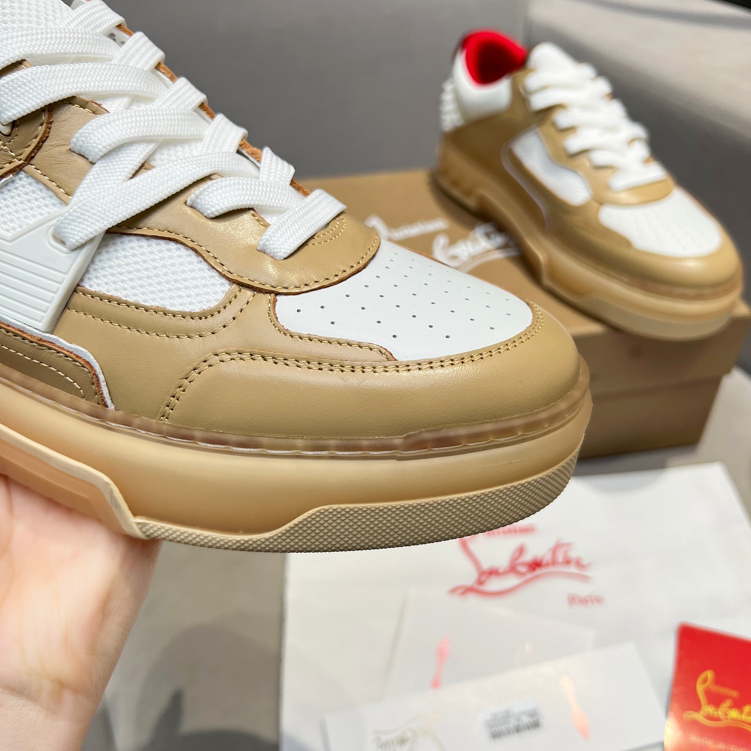 NO:348188,Wang Junkai Yang Mi Xu Kai Zhang Jingyi Ding Chengxin Chen Muchi Wang Ziyi The same Christian Louboutin Luboting [New Product] ASTROLOUBI Men and women's thick-soled sneakers are perfectly integrated with fashion and sporty. The fabric is made of luxurious calfskin, soft suede, smooth satin and laminated leather, and the back top is decorated with classic rivets. The inner is mixed with a knitted tongue, which increases durability, breathability and quick-drying comfort. The outsole uses EVA foam and imported rubber combination, and the colorful outsole side CL iconic letters show the brand's unique style. It is a ceiling-level comfortable skateboard shoe!  !  !  Currently, male code 39--45 (female code 35--40), christian louboutin,sneakers,cowhide,chamois leather19860909王俊凯 杨幂 许凯 张婧仪 丁程鑫 陈牧驰 王子异 同款Christian Louboutin路铂廷【新品】 ASTROLOUBI 男女同款厚底运动鞋红底鞋时尚与运动完美融合, 面料采用奢华小牛皮、柔软麂皮、光滑缎面以及层压真皮,及后帮配经典的铆钉装饰. 内里搭配针织鞋舌混合而成,增加了耐用、透气和速干的舒适性. 大底采用 EVA 发泡和进口橡胶组合,彩色的外底侧面 CL 标志性字母,展现出品牌的独特格调. 是一款天花板级别的舒适滑板鞋！！！ 目前男码 39--45（女码 35--40）,,christian louboutin,sneakers,cowhide,chamois leather,Men's shoes