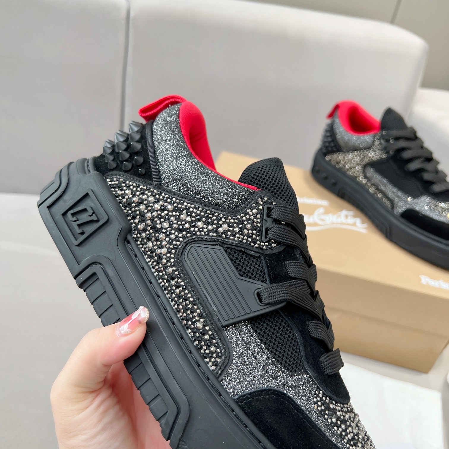 NO:348251,.Diamond side Wang Junkai Yang Mi Xu Kai Zhang Jingyi Ding Chengxin Chen Muchi Wang Ziyi The same Christian Louboutin Luboting [New Product] Diamond side ASTROLOUBI Men and women's thick-soled sneakers are perfectly integrated with fashion and sporty. The fabric is made of luxurious calfskin, soft suede, smooth satin and laminated leather, and the back top is decorated with classic rivets. The inner is mixed with knitted tongue, which increases durability, breathability and quick-drying comfort. The outsole uses EVA foaming and imported rubber combination, and the colorful outsole side CL iconic letters show the brand's unique style. It is a ceiling-level comfortable skateboard shoe!  !  !  Multi-color available for current men and women codes 35--44,,christian louboutin,sneakers,cowhide,chamois leather19860909.钻面 王俊凯 杨幂 许凯 张婧仪 丁程鑫 陈牧驰 王子异 同款Christian Louboutin路铂廷【新品】钻面 ASTROLOUBI 男女同款厚底运动鞋红底鞋时尚与运动完美融合, 面料采用奢华小牛皮、柔软麂皮、光滑缎面以及层压真皮,及后帮配经典的铆钉装饰. 内里搭配针织鞋舌混合而成,增加了耐用、透气和速干的舒适性. 大底采用 EVA 发泡和进口橡胶组合,彩色的外底侧面 CL 标志性字母,展现出品牌的独特格调. 是一款天花板级别的舒适滑板鞋！！！ 多色可选目前男女码 35--44,,christian louboutin,sneakers,cowhide,chamois leather,Men's shoes