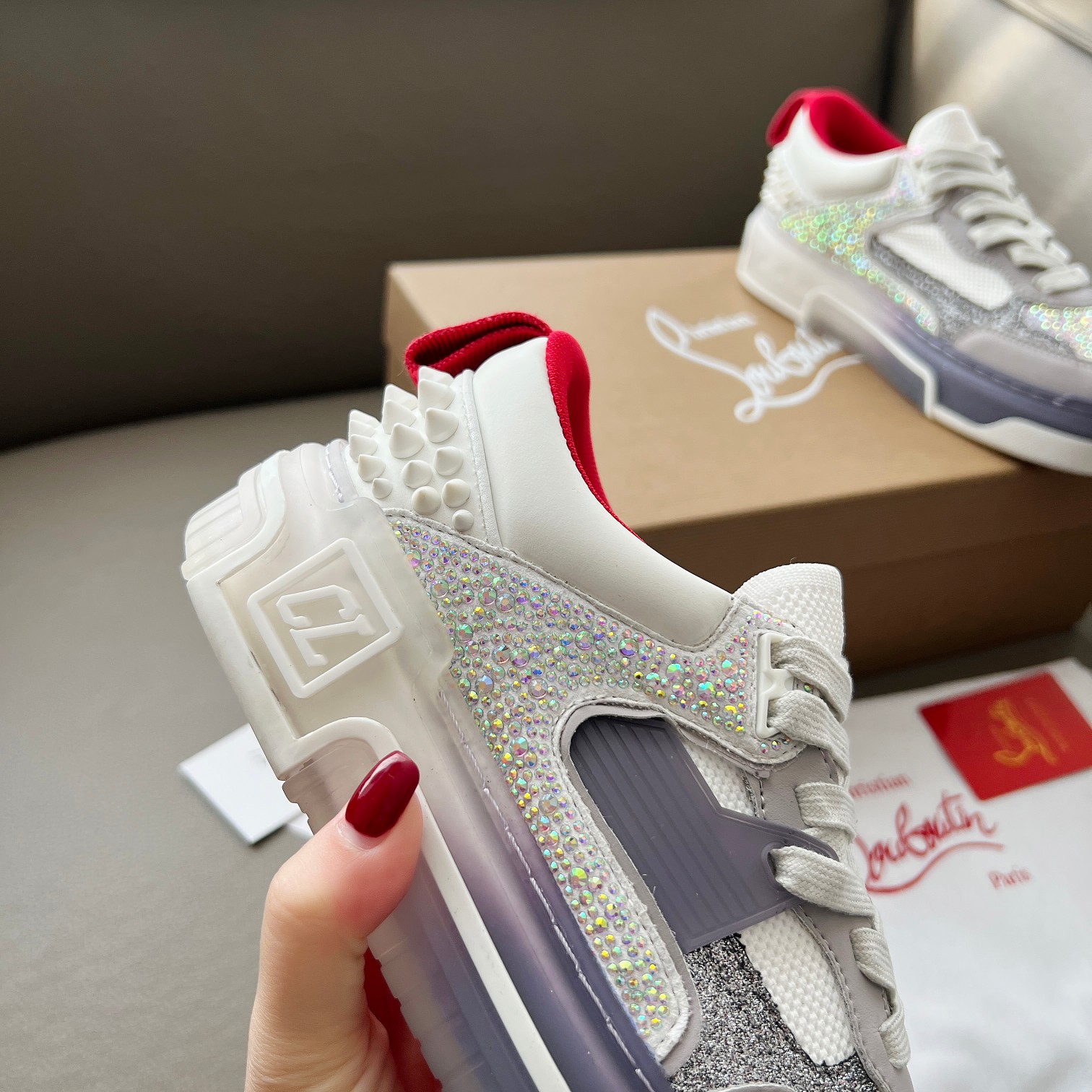 NO:348218,Wang Junkai Yang Mi Xu Kai Zhang Jingyi Ding Chengxin Chen Muchi Wang Ziyi The same Christian Louboutin Luboting [New Product] Diamond-side ASTROLOUBI lesbian thick-soled sneakers are perfectly integrated with fashion and sporty. The fabric is made of luxurious calfskin, soft suede, smooth satin and laminated leather, and the back top is decorated with classic rivets. The inner is mixed with a knitted tongue, which increases durability, breathability and quick-drying comfort. The outsole uses EVA foam and imported rubber combination, and the colorful outsole side CL iconic letters show the brand's unique style. It is a ceiling-level comfortable skateboard shoe!  !  !  Multi-color optional current women's code 35-39 (40 customized), christian louboutin,sneakers,cowhide,chamois leather19860909王俊凯 杨幂 许凯 张婧仪 丁程鑫 陈牧驰 王子异 同款Christian Louboutin路铂廷【新品】钻面 ASTROLOUBI 女同款厚底运动鞋红底鞋时尚与运动完美融合, 面料采用奢华小牛皮、柔软麂皮、光滑缎面以及层压真皮,及后帮配经典的铆钉装饰. 内里搭配针织鞋舌混合而成,增加了耐用、透气和速干的舒适性. 大底采用 EVA 发泡和进口橡胶组合,彩色的外底侧面 CL 标志性字母,展现出品牌的独特格调. 是一款天花板级别的舒适滑板鞋！！！ 多色可选目前女码 35-39（40 定做）,,christian louboutin,sneakers,cowhide,chamois leather,Men's shoes