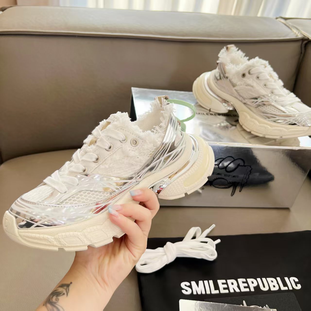 NO:744836,Women's size Men's size Smilerepublic has released a new style of dad shoes. Fashion bloggers such as Bailu, Jin Chen, Lin Gaoyuan, Luo Yunxi, Qi Wei, Zhu Zheyuan, Zhu Zhixin and other fashion bloggers have posted pictures of their popular models. The silver surface and old-style design have a sense of technology and high-end. They are cool, retro and versatile, and are suitable for fashionable men and women to wear in the citywalk. The upper is made of high-quality imported fabrics and special materials, and is processed with advanced technology. The outsole continues to use EVA  The combination of foam and rubber and electroplating decoration makes the shoes high-end, full of technology, breathable and full of elasticity. Color silver, silver distressed... Size 35--44,,boots19860909女码 男码 smilerepublic 出新款老爹鞋了,白鹿、金晨、林高远、罗云熙、戚薇、朱哲远、朱志鑫等时尚博主晒图代言人气爆款.银面、做旧风格设计,科技感和高级感拉满,潮酷复古又百搭,妥妥的潮男潮女 citywalk 穿搭战靴. 鞋面采用优质进口面料和特殊材料结合,并用先进工艺加工. 大底沿用 EVA 发泡和橡胶及搭配电镀装饰组合, 使得鞋子高档又充满科技、透气 Q 弹十足. 颜色银色、银色做旧… 尺码 35--44,,boots,Men's shoes