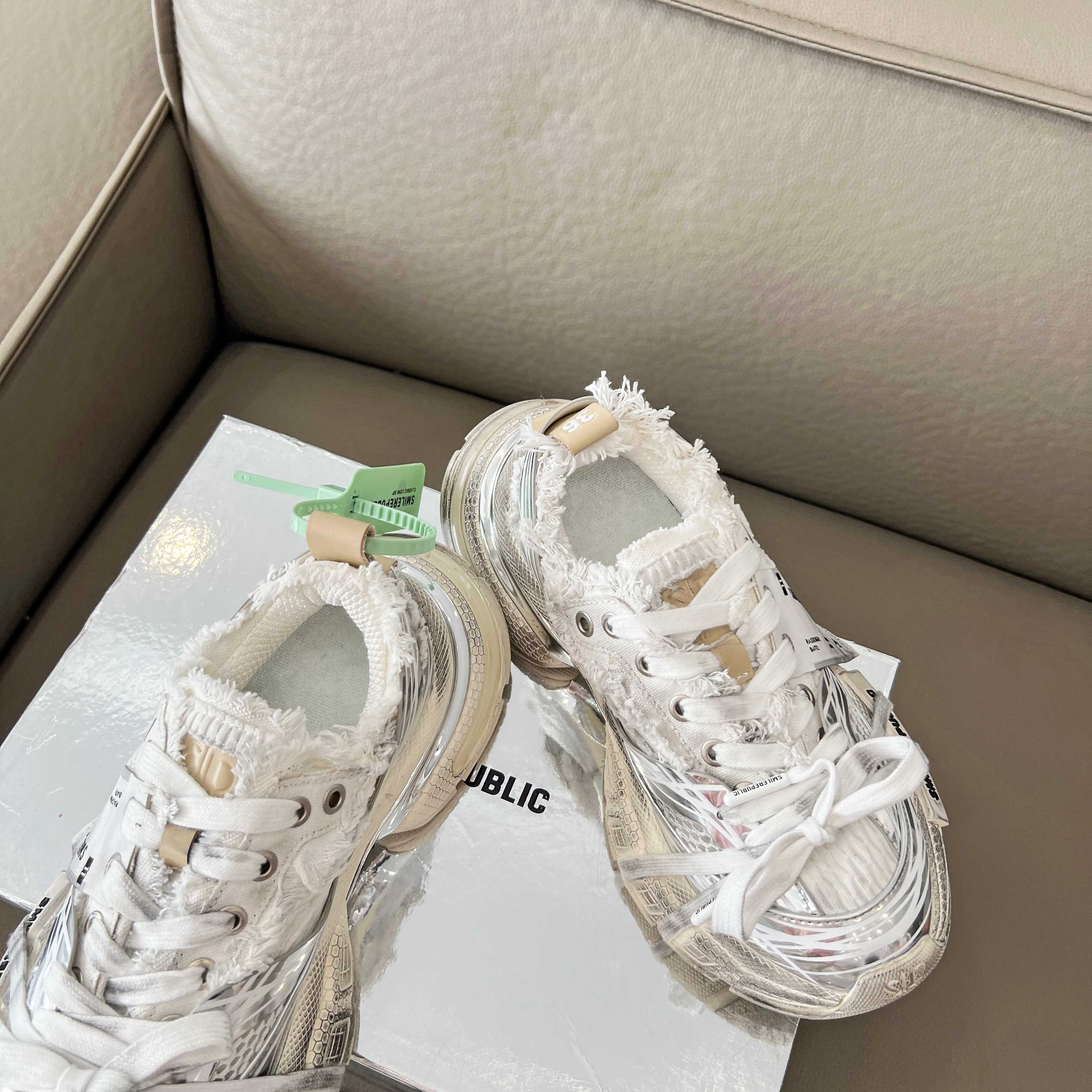 NO:744844,Women's size Men's size Smilerepublic has released a new style of dad shoes. Fashion bloggers such as Bailu, Jin Chen, Lin Gaoyuan, Luo Yunxi, Qi Wei, Zhu Zheyuan, Zhu Zhixin and other fashion bloggers have posted pictures of their popular models. The silver surface and old-style design have a sense of technology and high-end. They are cool, retro and versatile, and are suitable for fashionable men and women to wear in the citywalk. The upper is made of high-quality imported fabrics and special materials, and is processed with advanced technology. The outsole continues to use EVA  The combination of foam and rubber with electroplating decoration makes the shoes high-end, full of technology, breathable and full of elasticity. Color silver, silver distressed... Size 35–44,,boots19860909女码 男码 smilerepublic 出新款老爹鞋了,白鹿、金晨、林高远、罗云熙、戚薇、朱哲远、朱志鑫等时尚博主晒图代言人气爆款.银面、做旧风格设计,科技感和高级感拉满,潮酷复古又百搭,妥妥的潮男潮女 citywalk 穿搭战靴. 鞋面采用优质进口面料和特殊材料结合,并用先进工艺加工. 大底沿用 EVA 发泡和橡胶及搭配电镀装饰组合, 使得鞋子高档又充满科技、透气 Q 弹十足. 颜色银色、银色做旧… 尺码 35–44,,boots,Men's shoes