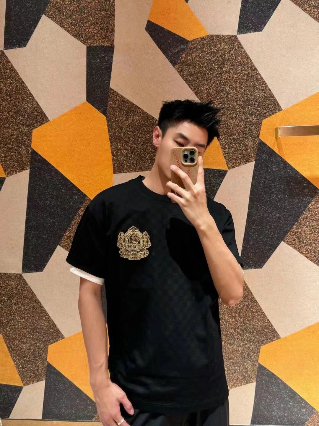 NO:121416,1V25SS gold thread Zhangzai dark pattern chess board short-sleeved T-shirt. Full-frame Damier chess board jacquard beads floor light silk fabric weighs 210g, 32s double yarn 1*1 thread, fabric threads are the same as the cylinder dyeing. The beaded floor fabric woven by imported jacquard machine uses various jacquard structures to make the yarn appear plaid patterns. The fabric has a unique texture and visual effect, and is breathable and heat-dissipated and sweat-resistant. The chest embellishment Dog Blason chassis,  The logo uses imported custom embroidery thread, with a glossy woven embroidery thread for dyeing, and is uniform and glossy. The signature and cursive letters on the back adopt imported embroidery thread flat embroidery technology, with the original size as the standard design, restoring the overall three-dimensional visual effect. The embroidery thread is combined with encryption, and the embroidery body has a delicate matte visual texture, and the embroidery effect is three-dimensional and full. The embroidery is very fine and dense, the font is clear and the line feel is strong. The straight round neck style, standard drooping style, paired with shoulder-length design, and the basic solid color is classic and versatile. Size: S M L XL,, T-shirt,tees, t-shirt, alexander wang198609091V25SS金线章仔暗纹棋盘格短袖T恤.全幅Damier棋盘格提花珠地光丝面料克重210g,32s双纱1*1螺纹,面料螺纹同缸定染.进口提花机织造而成的珠地面料,利用各种提花构造,使纱线呈现出格纹图案,面料具有独特的纹理和视觉效果,透气性和散热排汗性极佳.胸前点缀 Dog Blason章仔贴饰, 徽标采用进口定做绣线,具有光泽感的丝光绣线进行定染,泽均匀有光泽度.后背签名草写字母采用进口绣花线平纹绣花工艺,以原版大小尺寸为标准设计,还原整体立体的视觉效果.采用亚麻材质绣线结合加密处理,绣体具有微妙的哑光视觉质感,刺绣效果立体饱满.刺绣非常精细针法绵密,字体清晰且线条感和立体感强.直筒圆领版型,标准垂身版型,搭配齐肩设计,基础纯色经典百搭.Size:S M L XL,,T-shirt,tees，t-shirt,alexander wang,Men's clothing