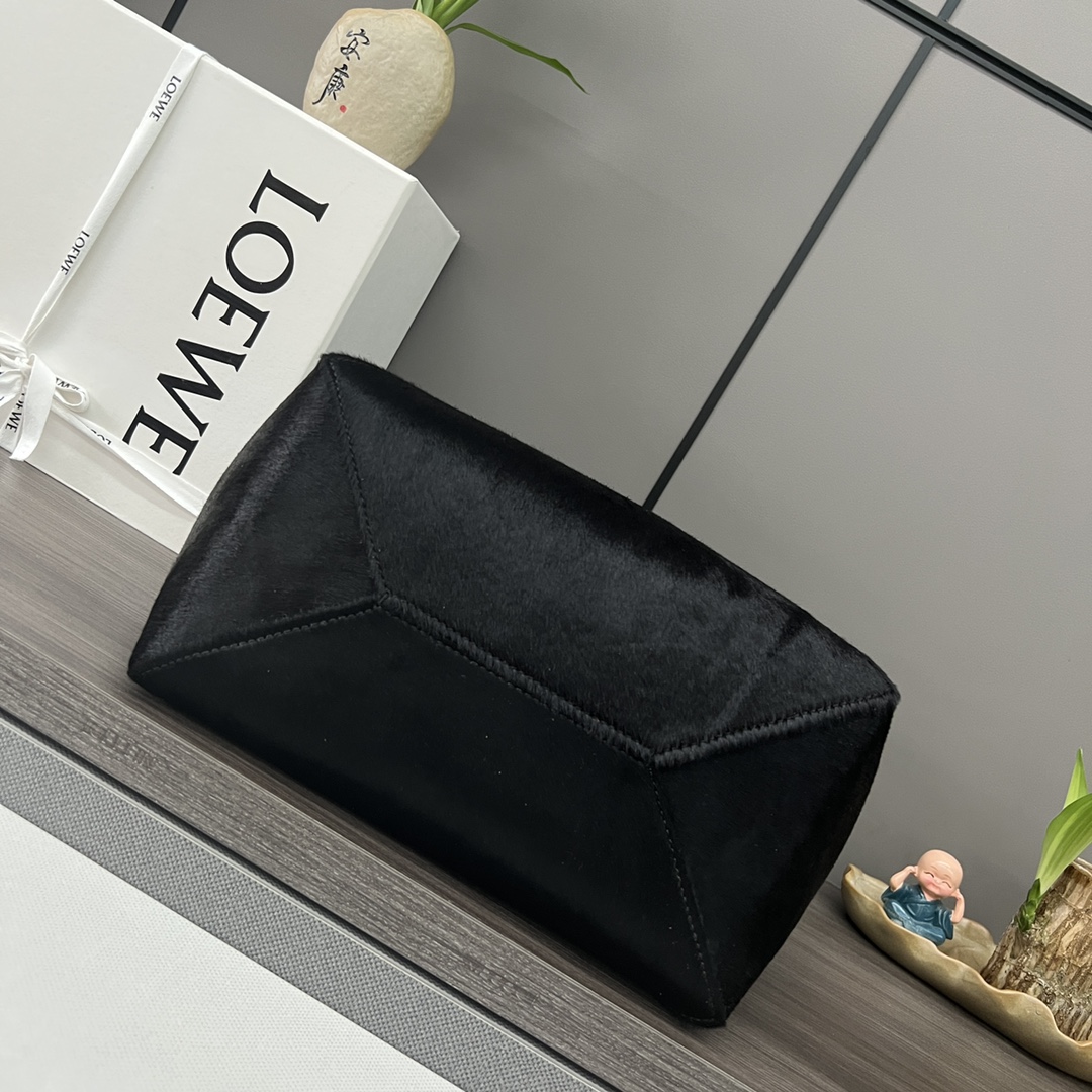 Loewe's new Puzzle Fold Tote. This version is made of plush cowhide. The panels with rich geometric architectural beauty are reinterpreted so tha