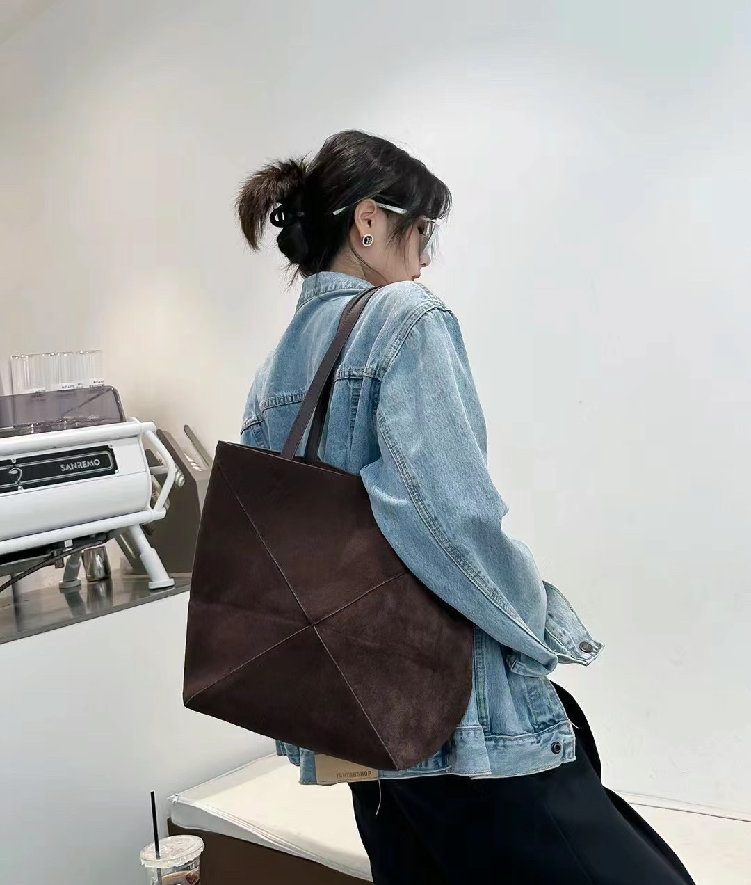 Loewe's new Puzzle Fold Tote is a plush foldable bag that you can carry with you whenever you go out~