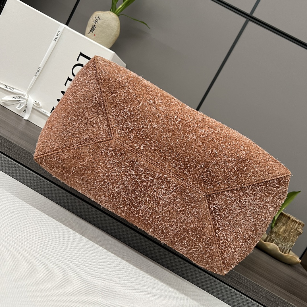 Loewe's new large suede Puzzle Fold series, with low-key elegance and the iconic geometric lines of the iconic bag, this large size version is ma