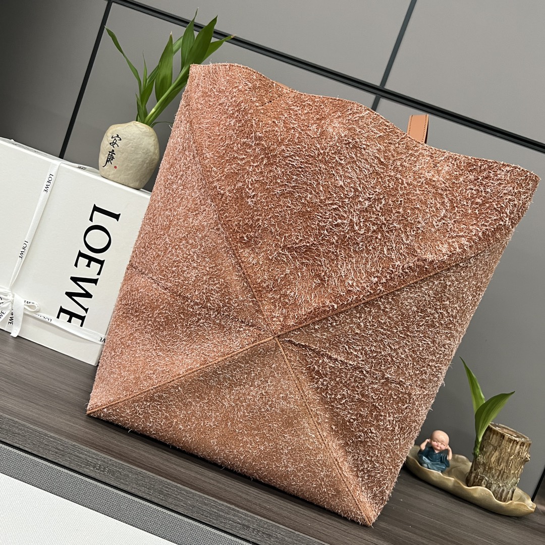 Loewe's new large suede Puzzle Fold series, with low-key elegance and the iconic geometric lines of the iconic bag, this large size version is ma