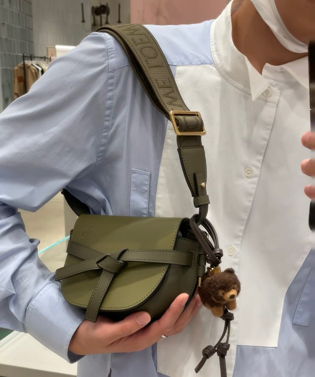 NO:710633,Luojia mini gate wide shoulder strap latest color matching olive green and khaki green, the autumn-loving family is ecstatic, Gate saddle bag, loewe19860909罗家mini gate宽肩带最新拼色 橄榄绿拼卡其绿,恋秋一族狂喜,Gate马鞍包,loewe,Bag