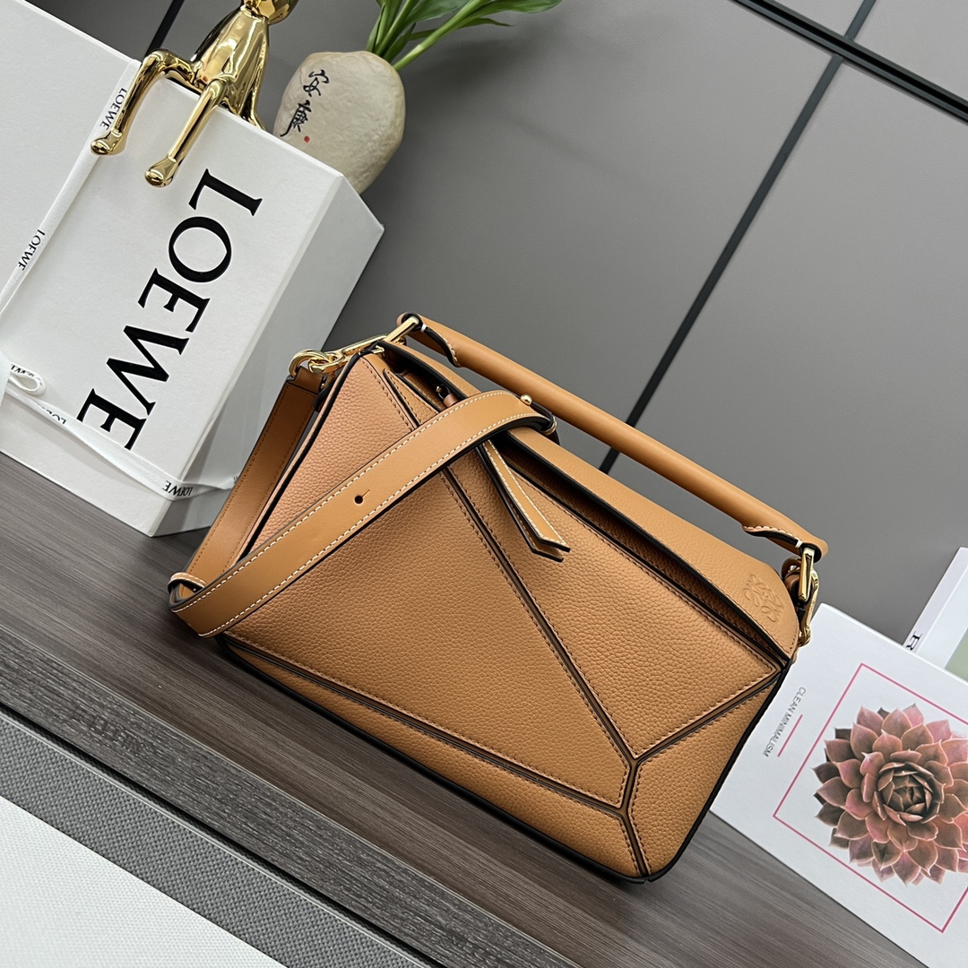 NO:192250,Lw [Yang Mi and all the stars] Puzzle small (small 24cm) counter uses imported beaded calfskin and uses unique tailoring. It is matched with plain-patterned splicing to create its unique lychee leather pattern herringbone pattern cotton canvas lining. All-steel original hardware accessories are paired with adjustable shoulder straps. Comfortable touch and super practical volume. It is irresistible. It is suitable for all ages and young size: 24*16.5*10.5cm Model 261801 (with full package), geometric bag 24cm small, cowhide19860909Lw【杨幂众星同款】Puzzle small（小号24cm）专柜同步采用进口珠地小牛皮运用了独特剪裁 搭配平纹拼接而成其独特荔枝皮纹路人字纹图案棉帆布衬里 全钢原厂五金配件搭而成可调节肩带 舒适的触感和超实用的体积 简直不可抗拒,老少皆宜size:24*16.5*10.5cm 型号261801 （配全套包装）,几何包24cm小号,cowhide,Bag